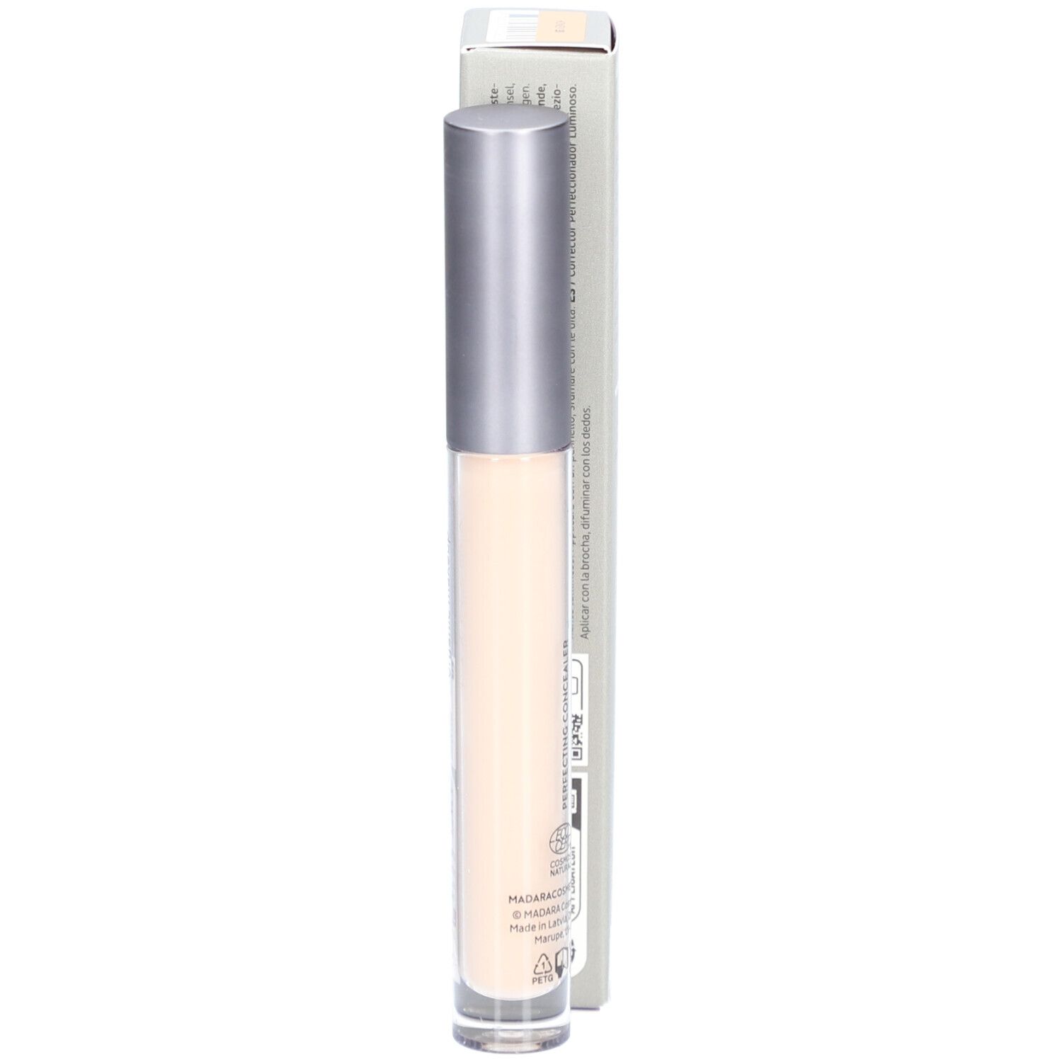 Concealer en verpakking. Op de concealer staat: MÁDARA, THE CONCEALER. Op de verpakking staat: MÁDARA, THE CONCEALER.