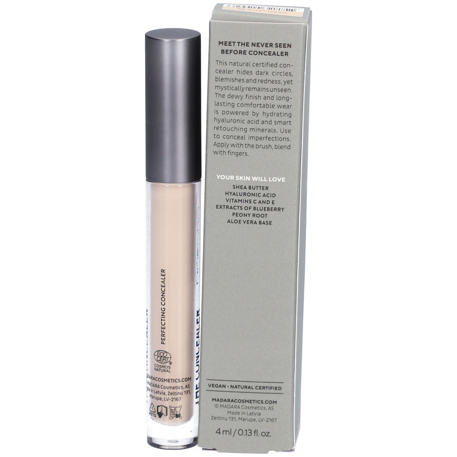 Beige concealer-stift en doos. Op de doos staat 'MÁDARA organic makeup' en informatie over het product. Op de stift staat 'MÁDARA organic makeup'.