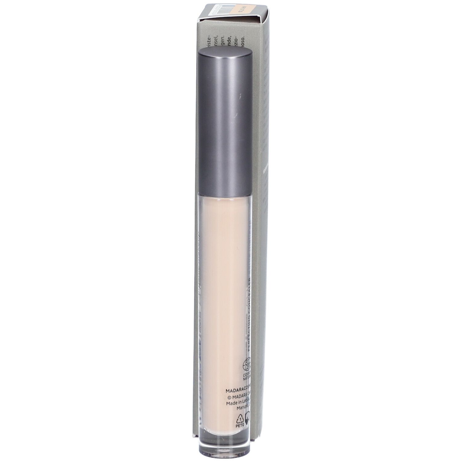 Beige concealer-stift. Op de stift staat 'MÁDARA organic makeup' en informatie over het product.