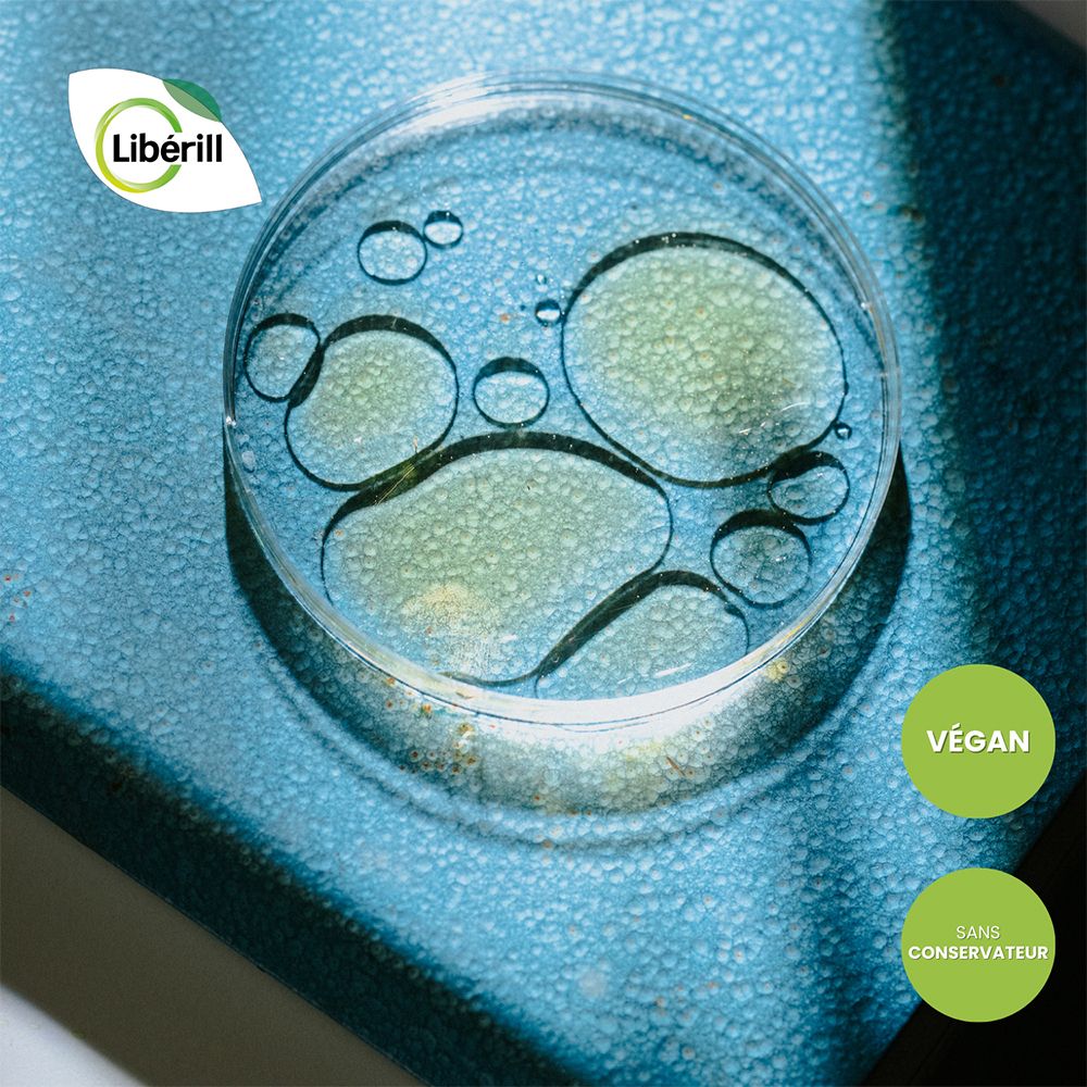 Liquide transparent dans un récipient. Labels Vegan et Sans conservateur.