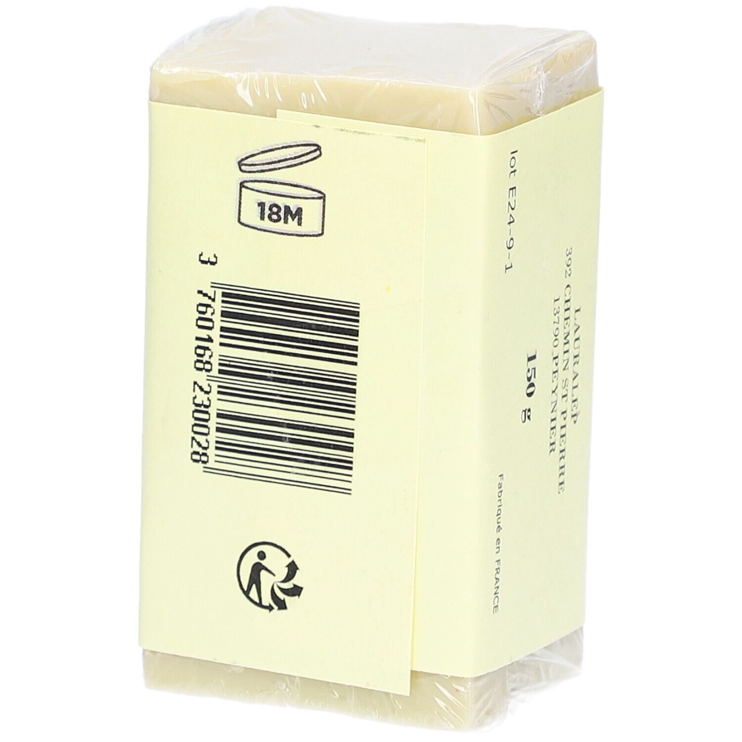 Verpakte zeep. Geel etiket met barcode, 18M-symbool, recyclagesymbool. Geproduceerd in Frankrijk.