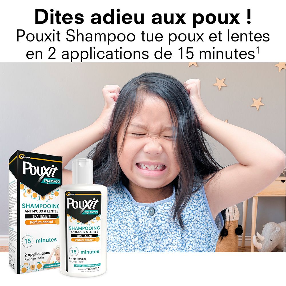 Kind met Pouxit Shampooing. Kind krabt aan hoofd, daarnaast product en fles.