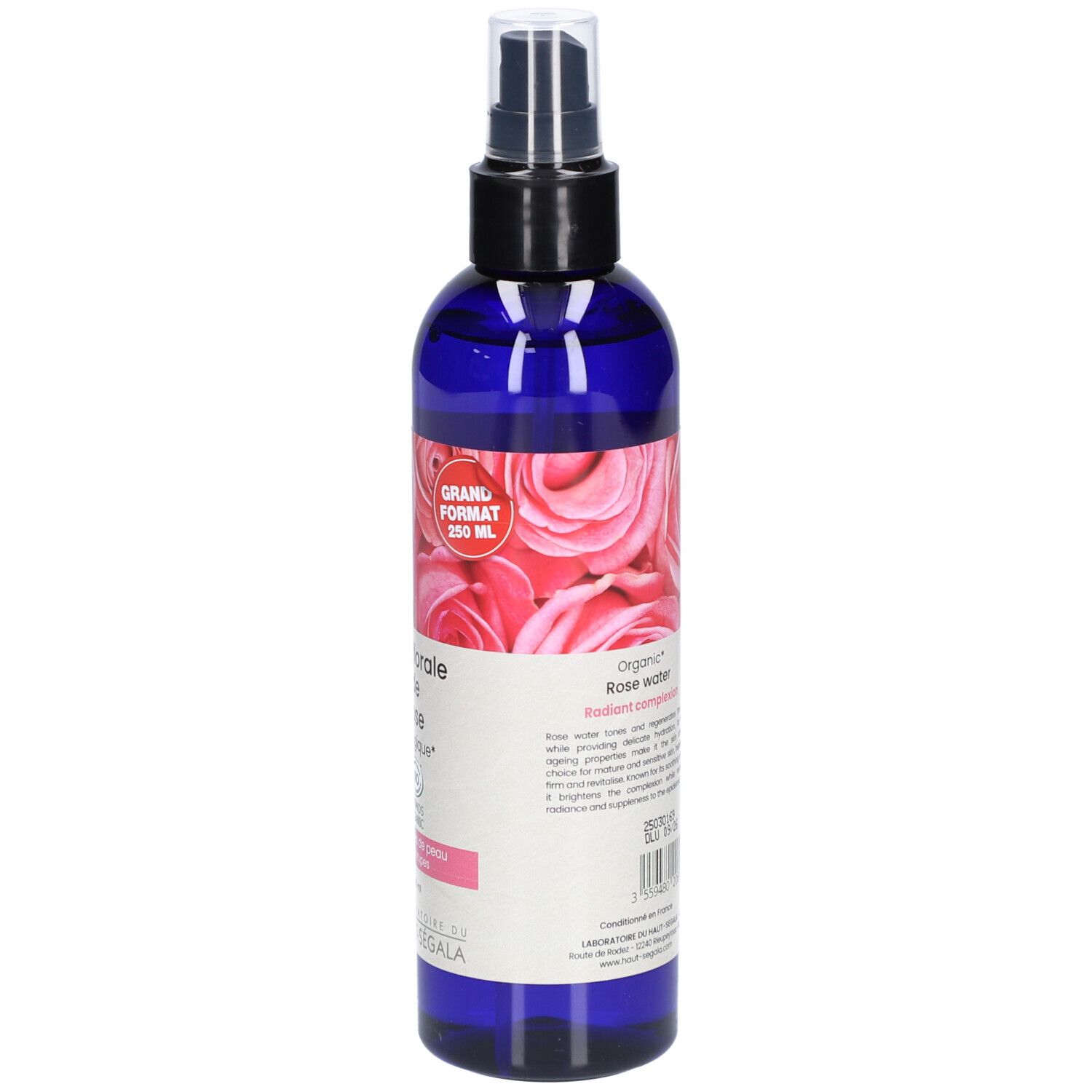 Blauwe fles met verstuiver. Achterkant met tekst en rozenmotief. Tekst: Organic Rose water. Bio-certificering. Groot formaat.