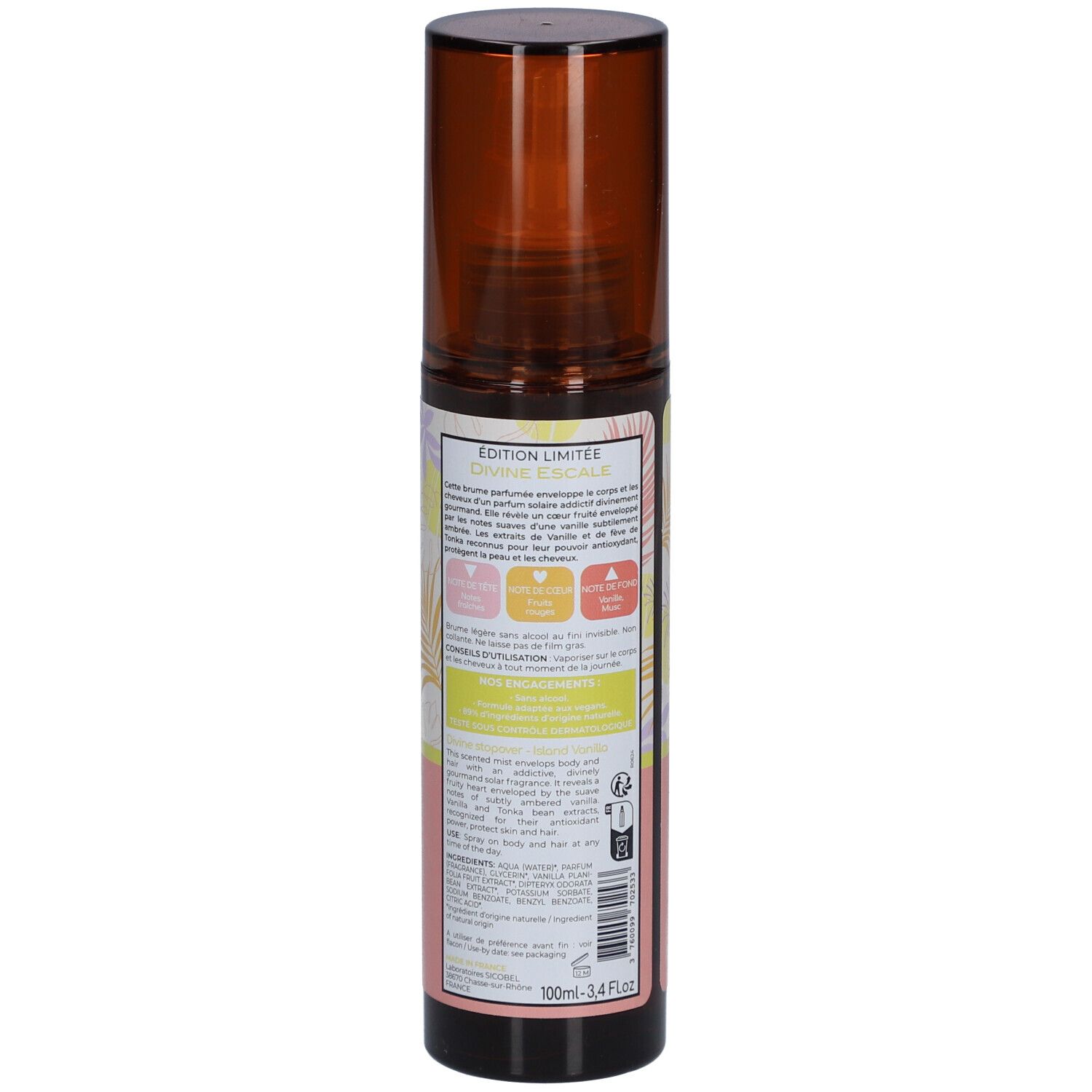 Brume Parfumée, bruine spuitfles. Achteraanzicht met tekst en etiketten. Tekst: OSMAE, Divine Escapade, Brume Parfumée, Scented Mist.