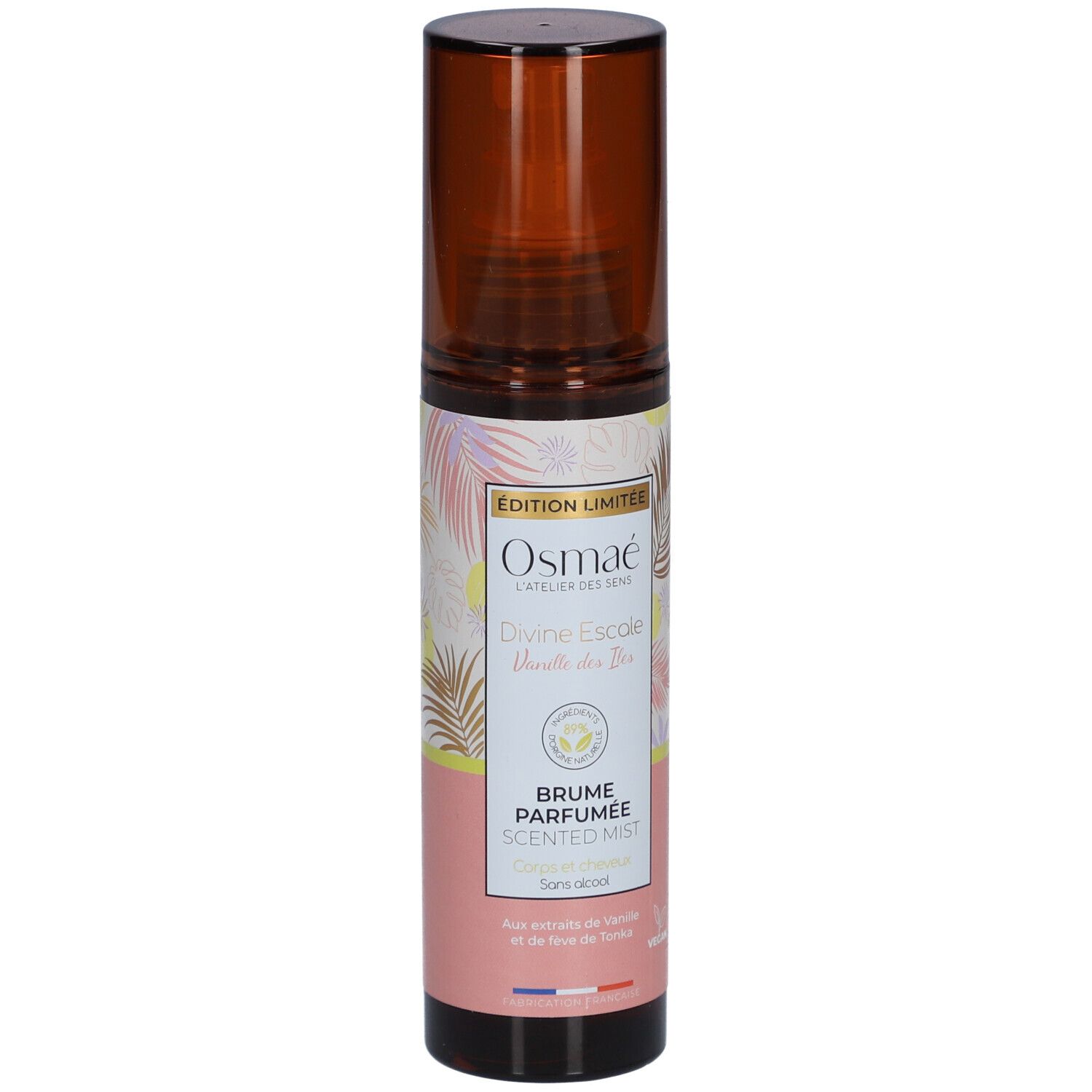 Brume Parfumée, bruine spuitfles met roze en geel etiket. Tekst: OSMAE, Divine Escapade, Brume Parfumée, Scented Mist.