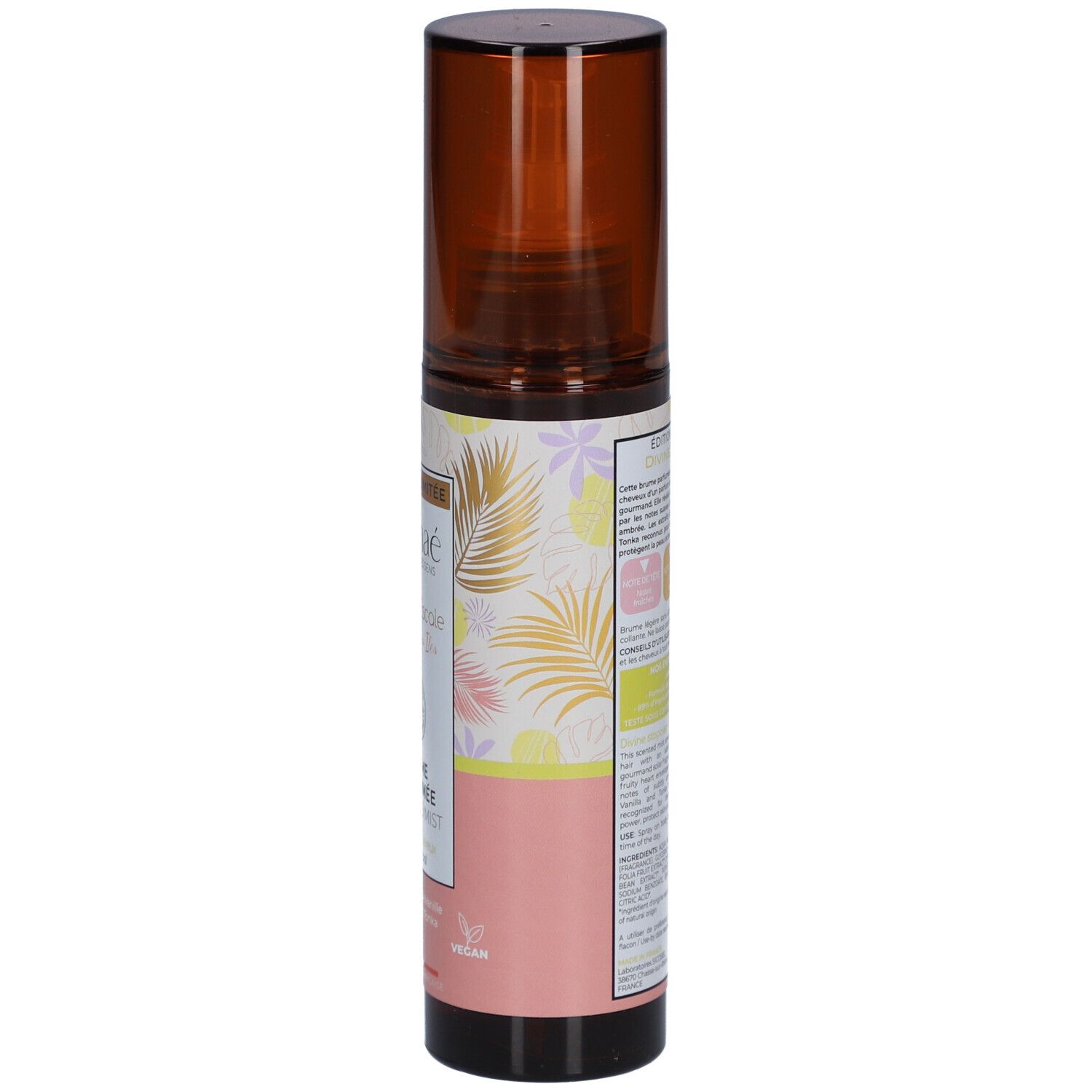 Brume Parfumée, bruine spuitfles. Zijaanzicht met tekst en etiketten. Tekst: OSMAE, Divine Escapade, Brume Parfumée, Scented Mist.