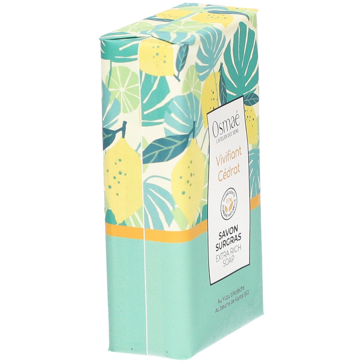 Zeepverpakking, schuin van opzij. Bloemmotief, merk Osmaé, productnaam Vivifiant Cédrat. Tekst: Savon Surgras, Extra Rich Soap.