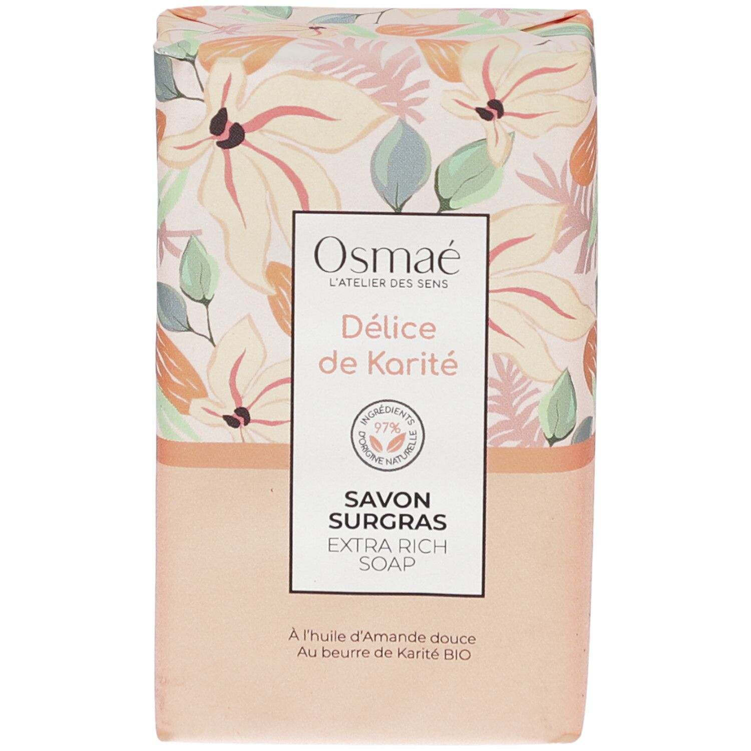 Rechthoekige zeep in verpakking. Opschrift: Osmaé, Délicé de Karité, Savon Surgras, Extra Rich Soap. Bloemenpatroon.