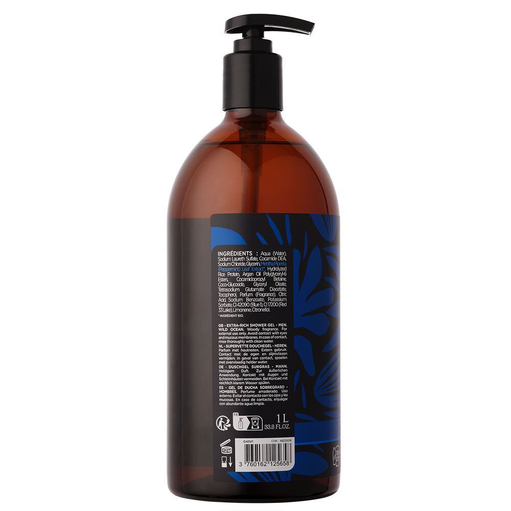 Achterkant van een bruine fles met zwarte pomp. Etiket met blauwe bladeren en tekst: Ingrediënten, 1 L.
