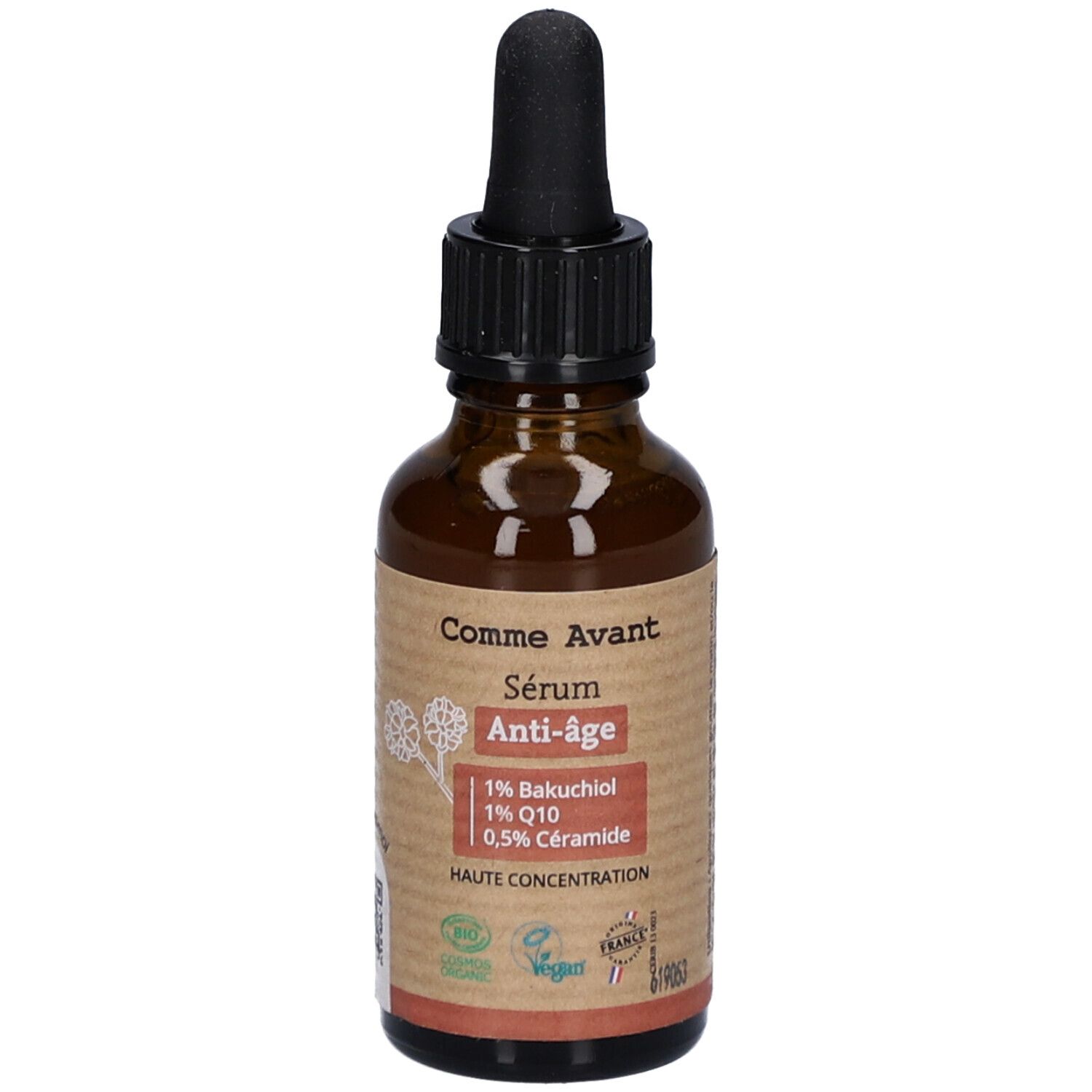 Bruine glazen fles met zwarte druppelaar. Etiket met productnaam, « Sérum Anti-Âge » en ingrediënten. Vegan-label.