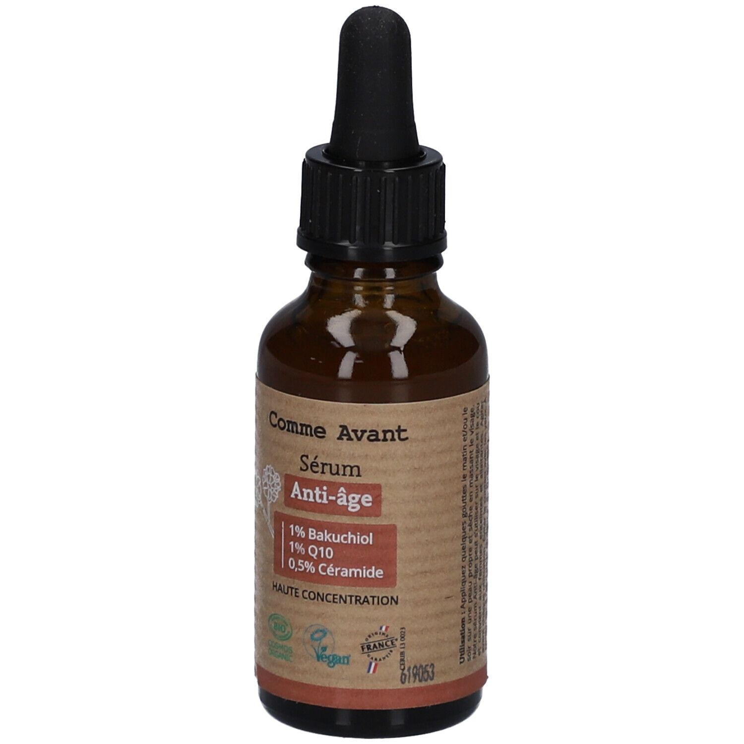 Bruine glazen fles met zwarte druppelaar. Etiket met productnaam, « Sérum Anti-Âge » en ingrediënten. Vegan-label.