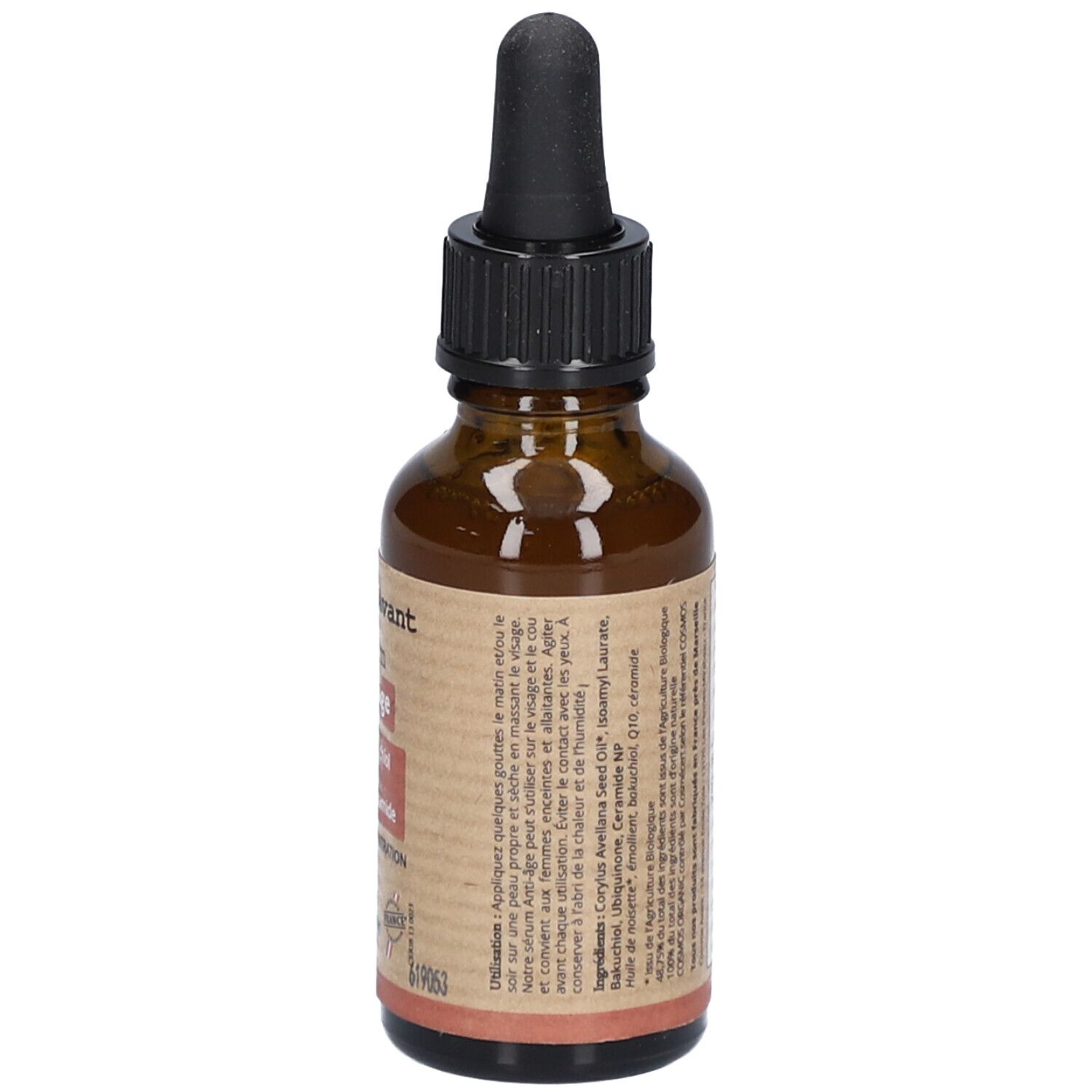 Achterkant van een bruine glazen fles met zwarte druppelaar. Etiket met instructies en ingrediënten. Vegan-label.