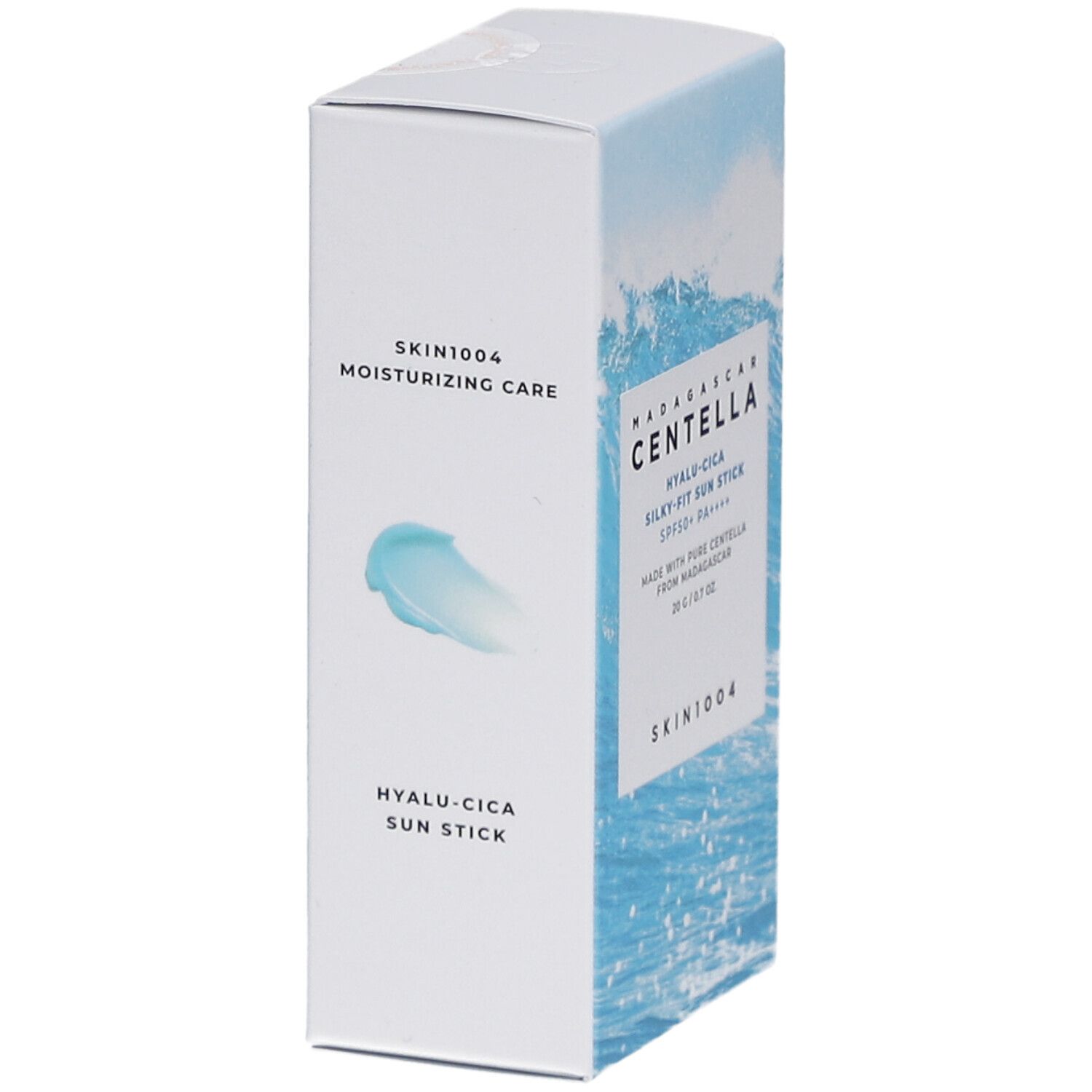 Boîte blanche avec informations produit. Texte: SKIN1004, Moisturizing Care, Hyalu-Cica Sun Stick. Motif vagues.