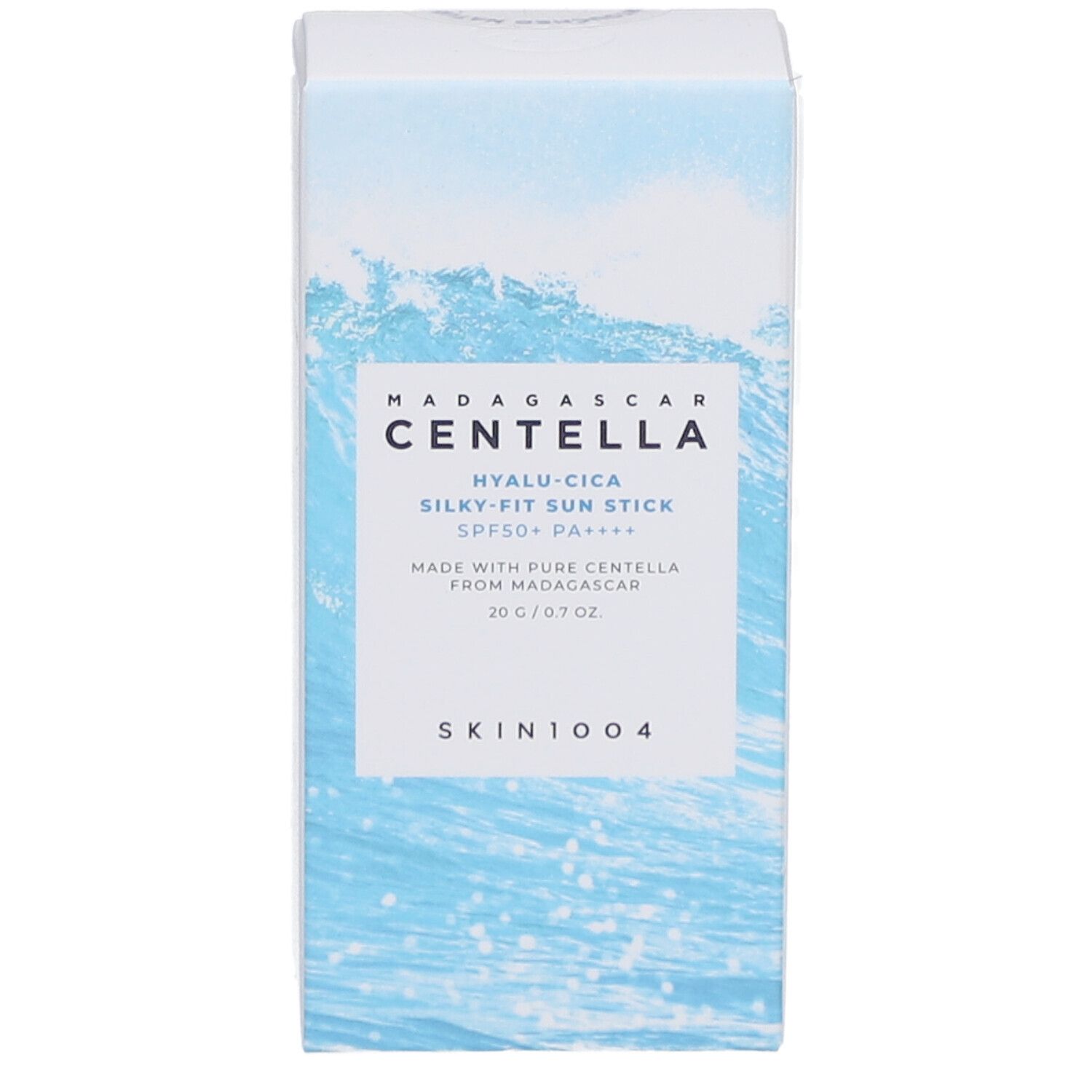 Boîte blanche avec informations produit. Texte: MADAGASCAR CENTELLA, Hyalu-Cica, Silky-Fit Sun Stick SPF50+ PA++++, 20g/0.7 oz.
