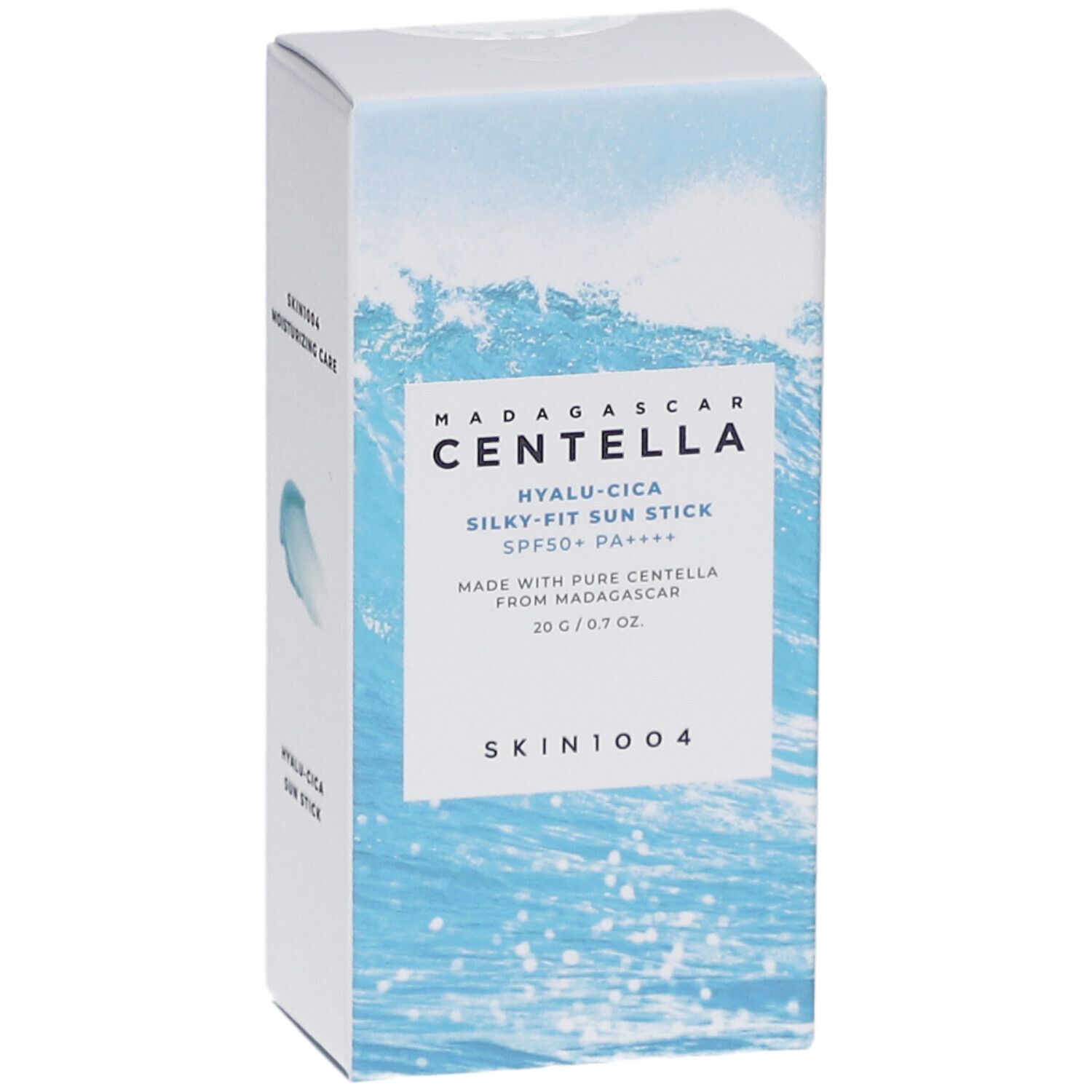 Boîte blanche avec informations produit. Texte: MADAGASCAR CENTELLA, Hyalu-Cica, Silky-Fit Sun Stick SPF50+ PA++++, 20g/0.7 oz.