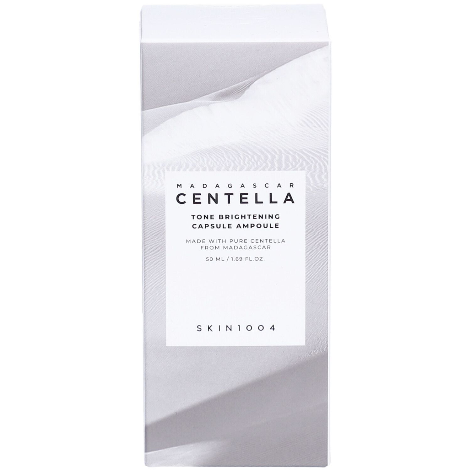 Witte verpakking met productinfo. Tekst: MADAGASCAR CENTELLA Tone Brightening Capsule Ampoule. SKIN1004 logo.