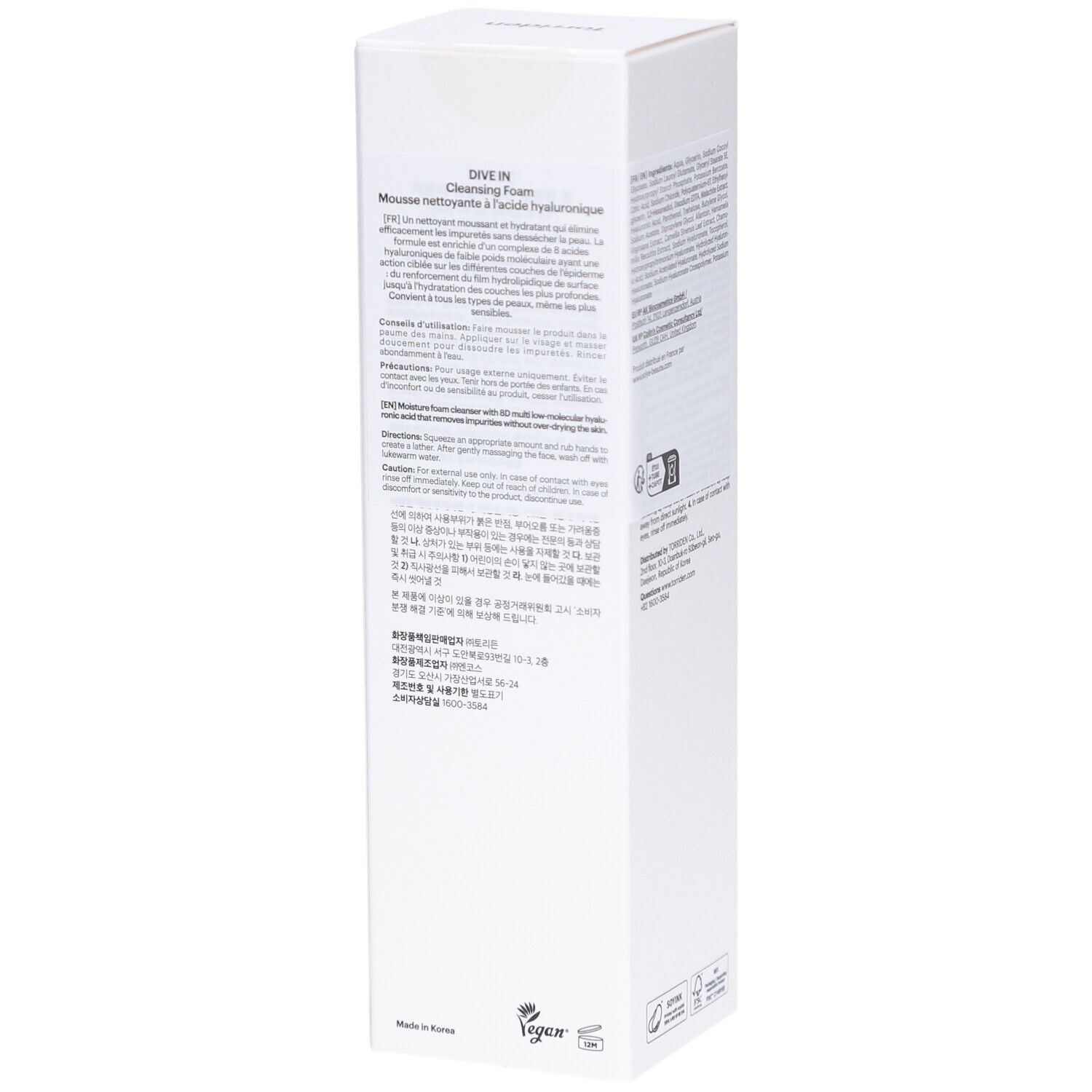 Witte verpakking, zijaanzicht. Tekst en logo's. Opschrift: DIVE IN Cleansing Foam. Tekst: gebruiksaanwijzing, fabrikantinfo, recyclingsymbolen.
