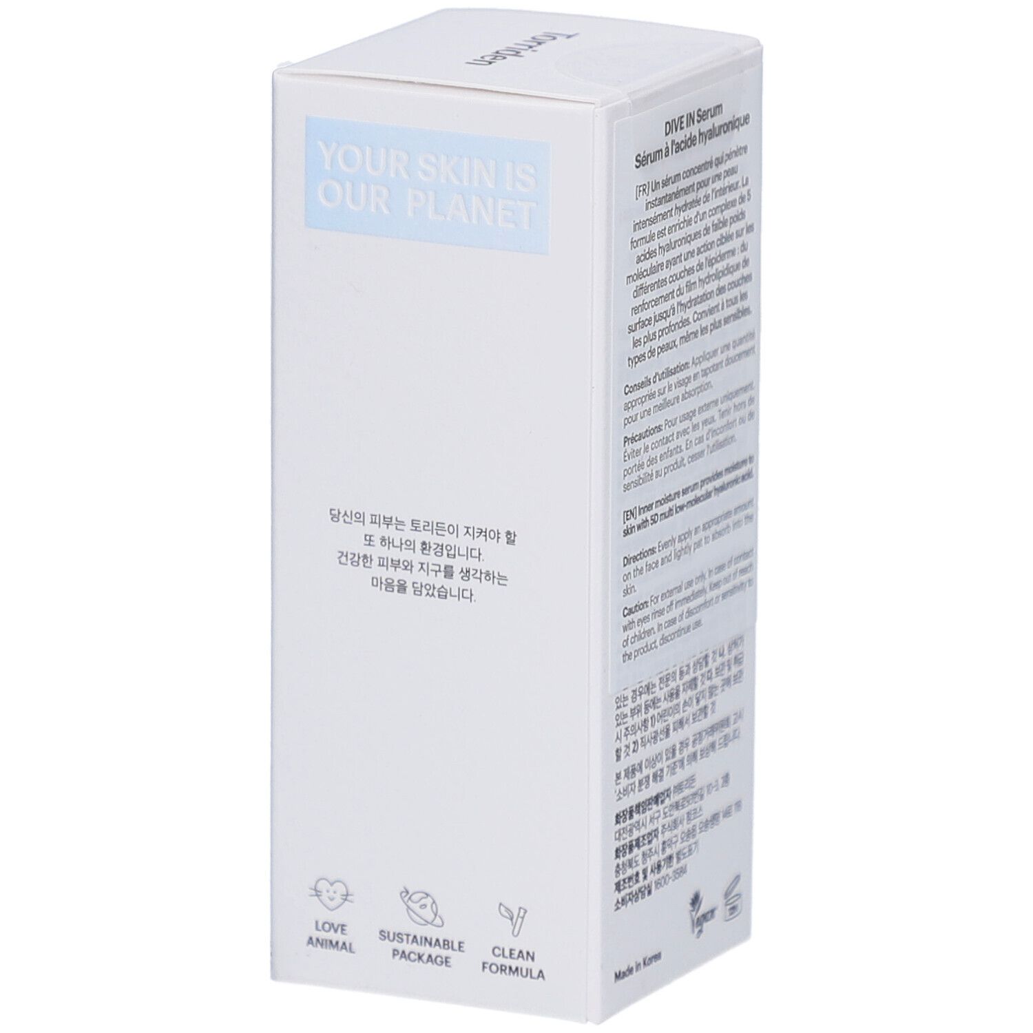 Witte verpakking met blauw vlak. Opschrift: YOUR SKIN IS OUR PLANET. Duurzaamheidslogo's.
