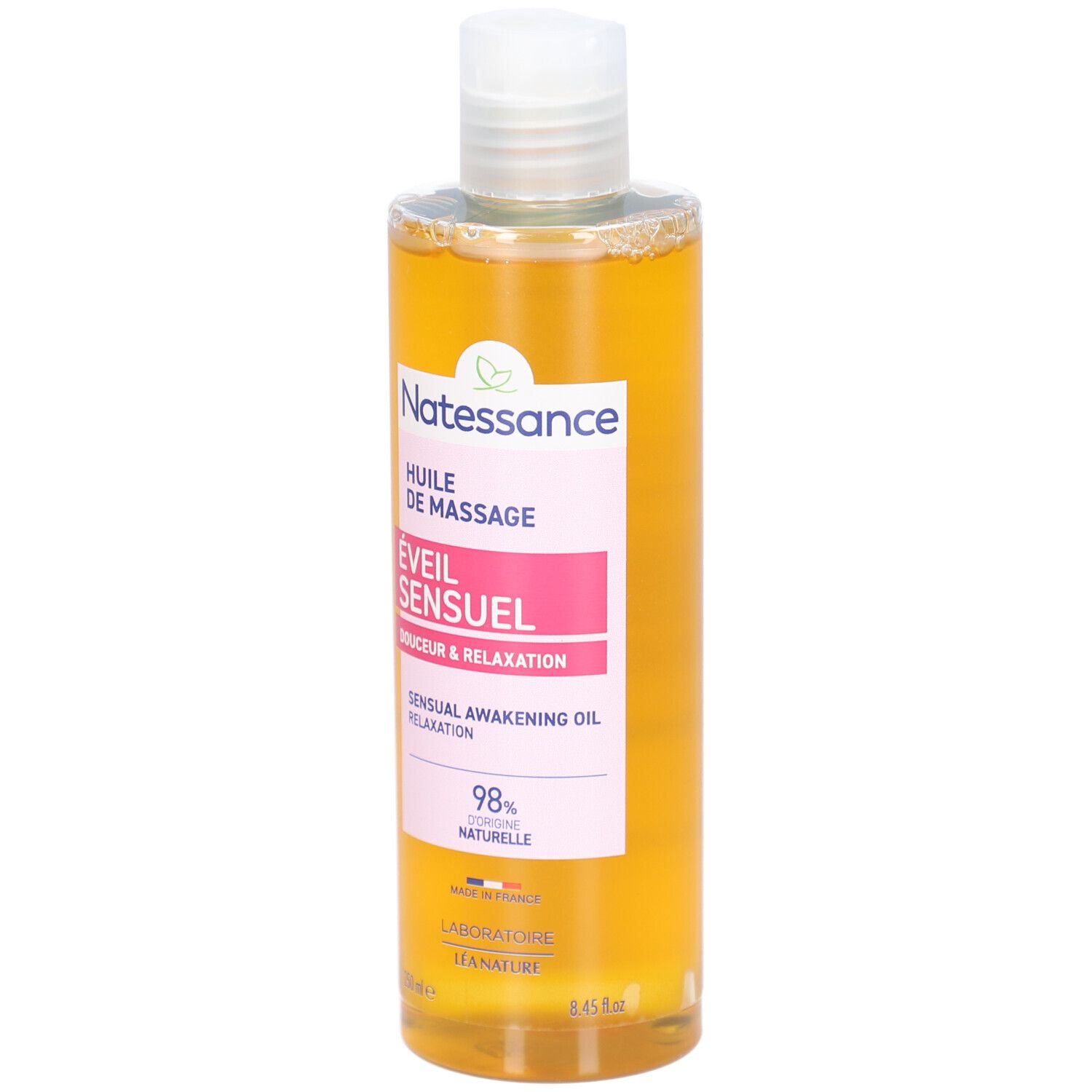 Flacon transparent avec liquide ambré et bouchon blanc. Étiquette avec nom du produit et informations.