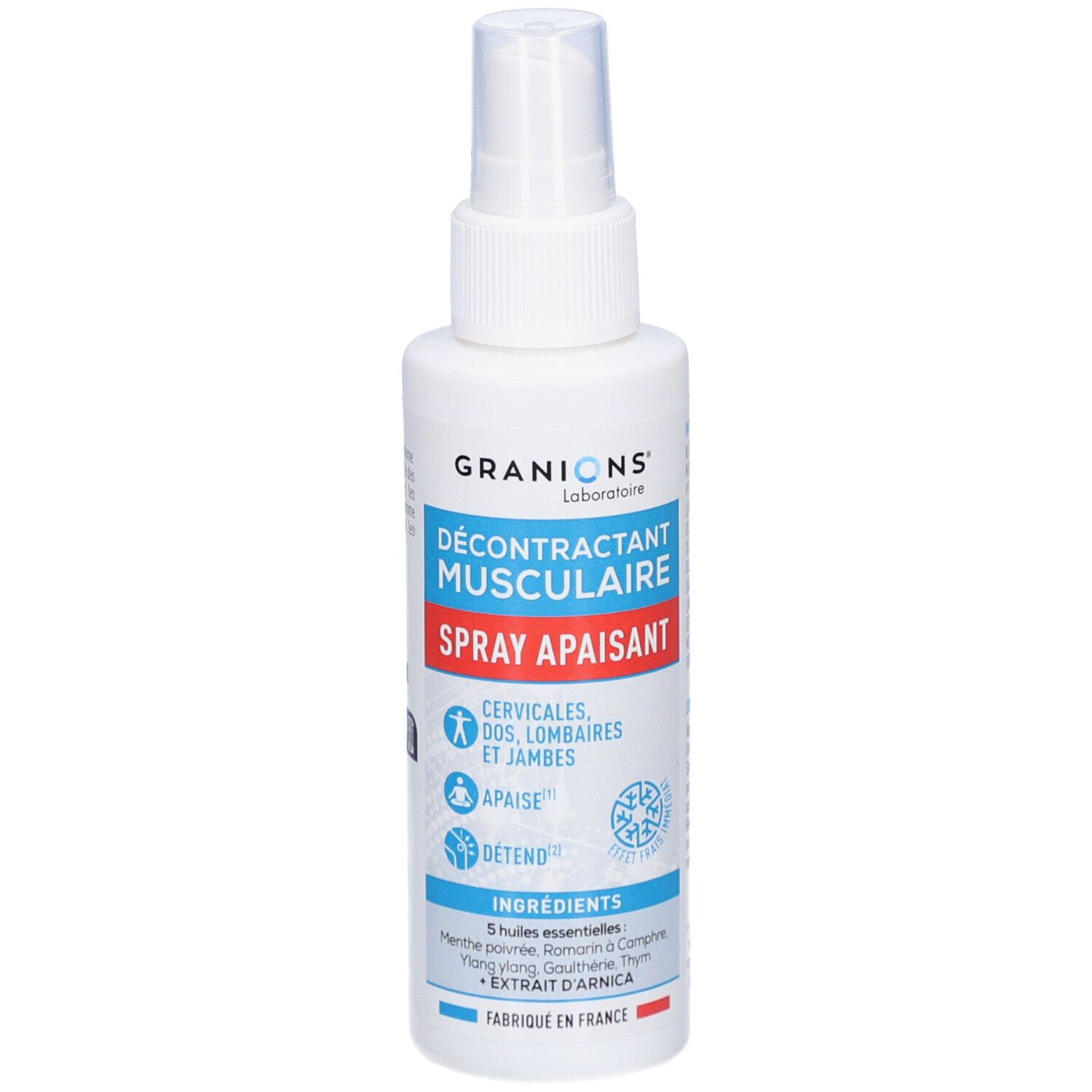 Witte sprayfles met blauwe en rode tekst. Tekst: Décontractant Musculaire Spray Apaisant. Bevat essentiële oliën.