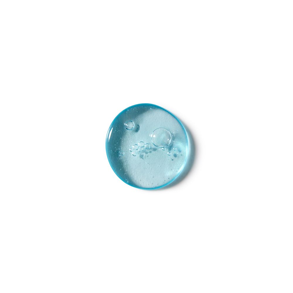 Goutte de gel bleu avec bulles. Sur fond blanc.