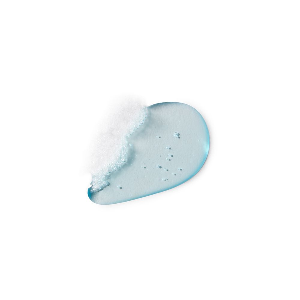 Goutte de gel bleu avec mousse. Sur fond blanc.