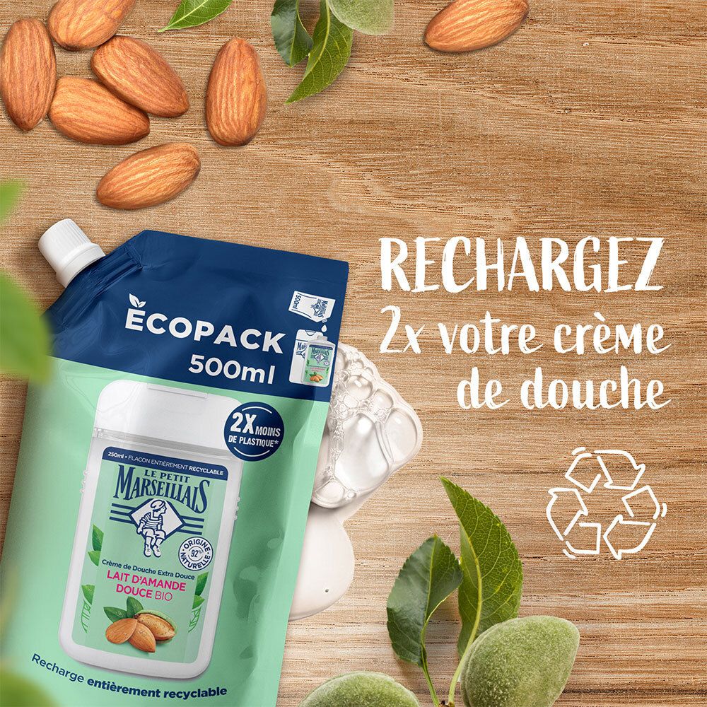 Recharge de crème de douche et amandes sur bois. Texte: « Rechargez » et « 2x votre crème de douche ».