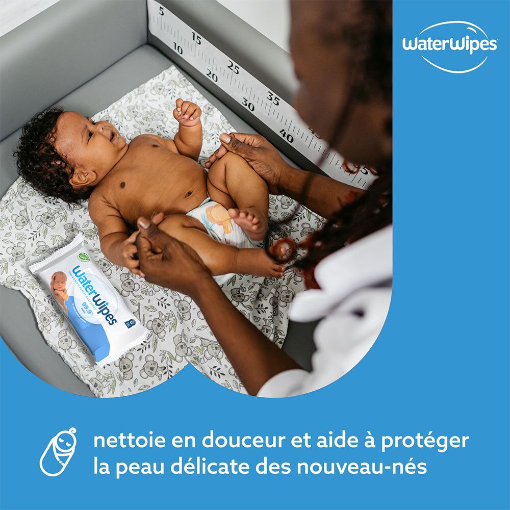 Baby verschoond met WaterWipes doekjes. Verpakking WaterWipes ernaast. Reinigt zacht en beschermt de huid.