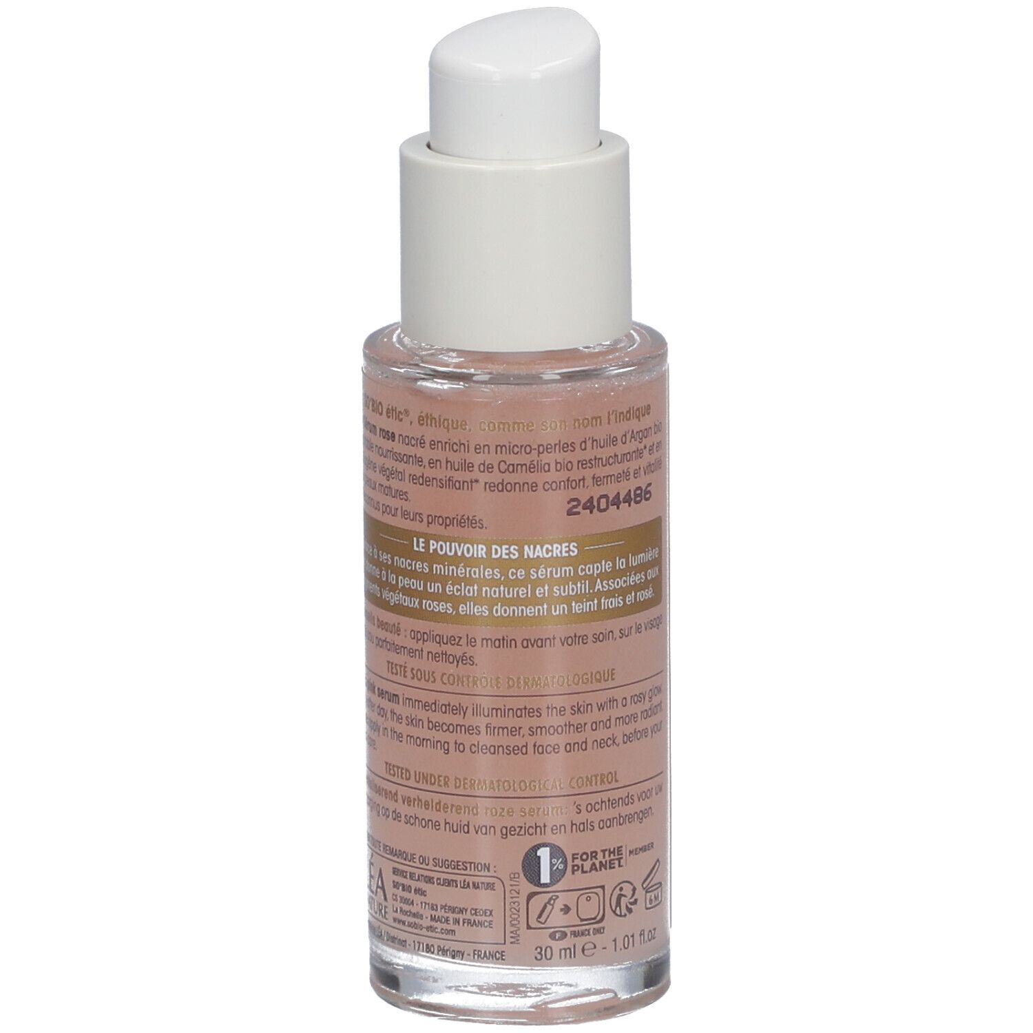 Close-up roze serumfles met witte pomp. Tekst: SO BIO etic, Précieux Argan, Sérum rose éclat revitalisant.