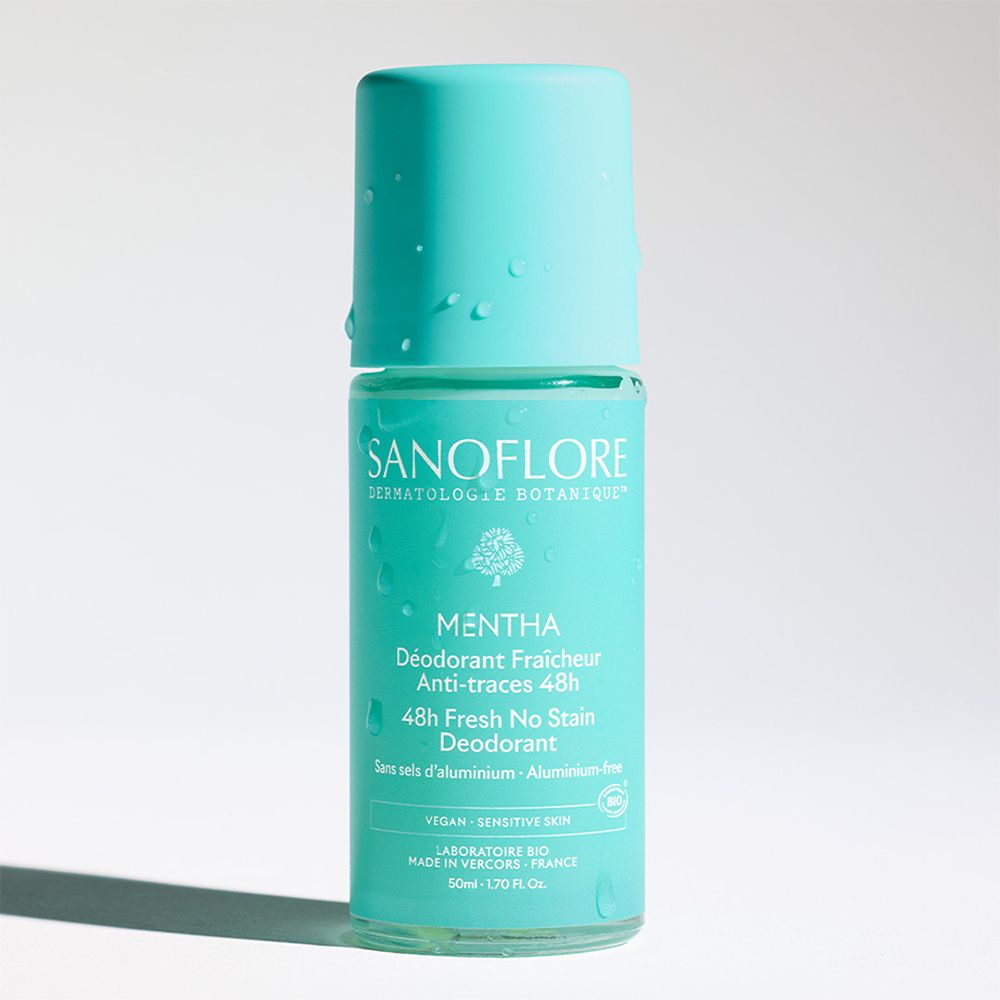 Turquoise roll-on deodorantfles met waterdruppels. Opschrift: SANOFLORE, MENTHA, Déodorant Fraîcheur Anti-traces 48h. Bio.