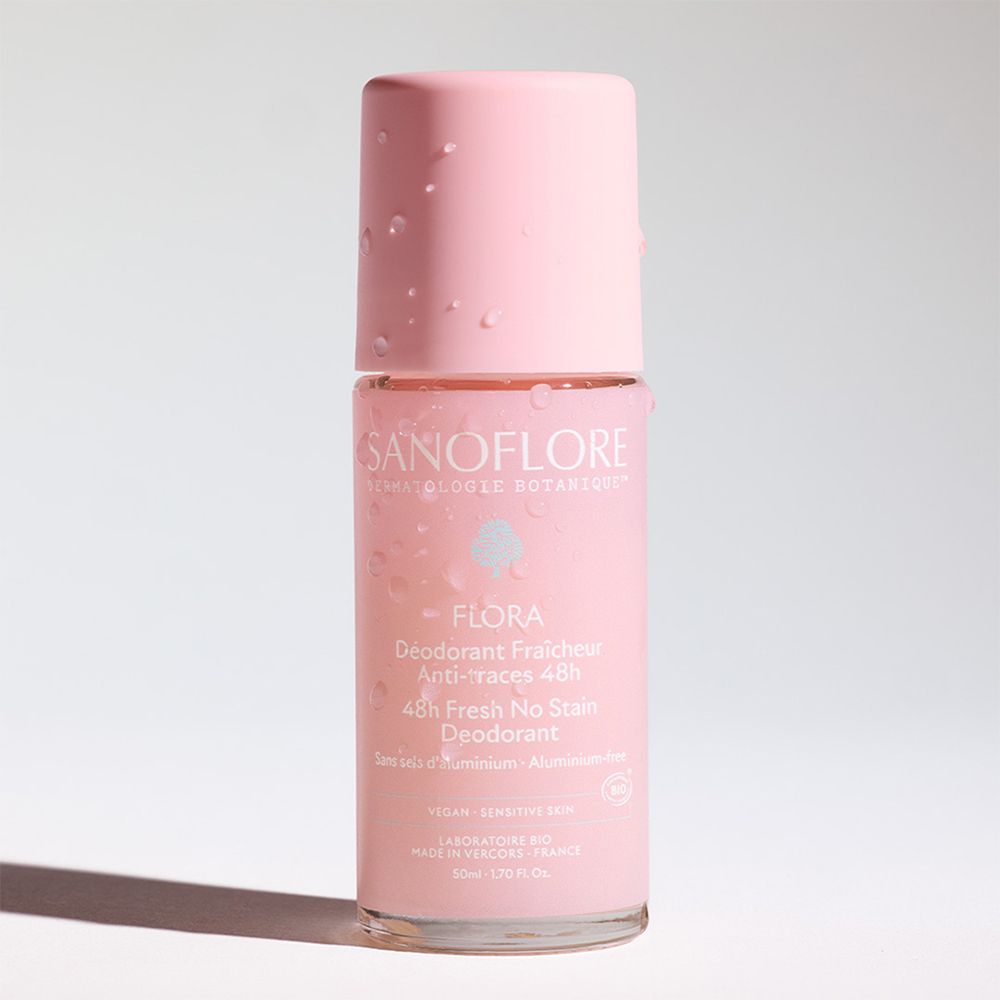 Roze roll-on deodorant met waterdruppels. Merk SANOFLORE. Tekst: FLORA, 48h, Anti-traces. Zonder aluminium. Bio.