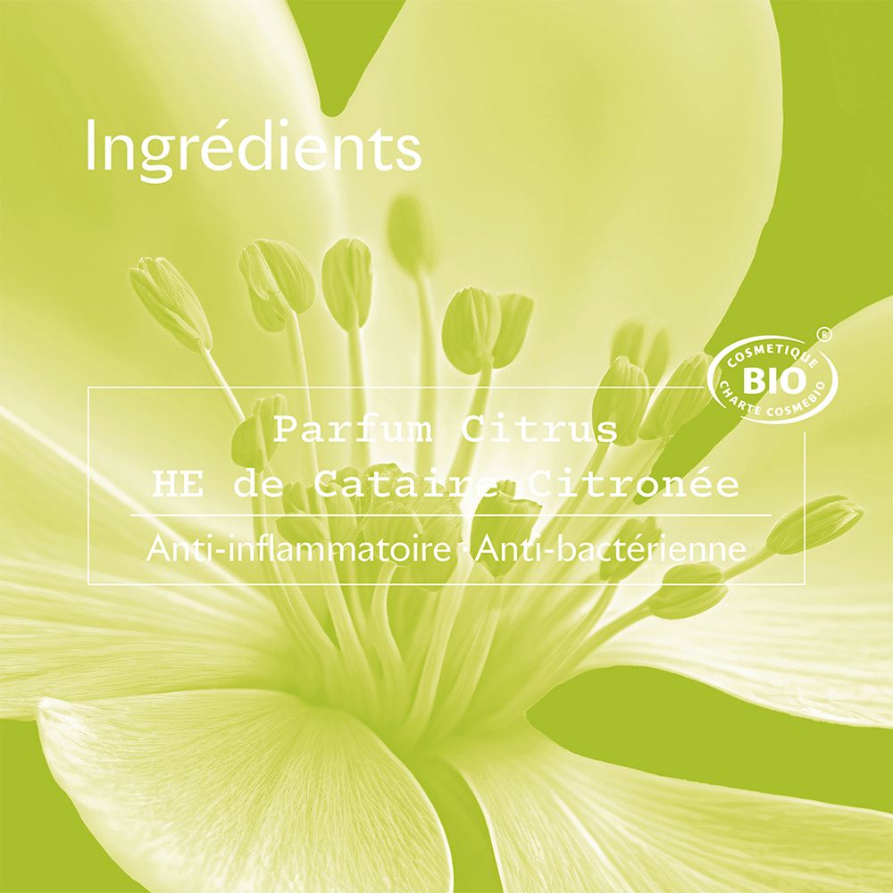Close-up van een bloem. Tekst: Ingrediënten, Parfum Citrus, HE de Cataria Citronnée, Ontstekingsremmend, Antibacterieel. Bio-label.
