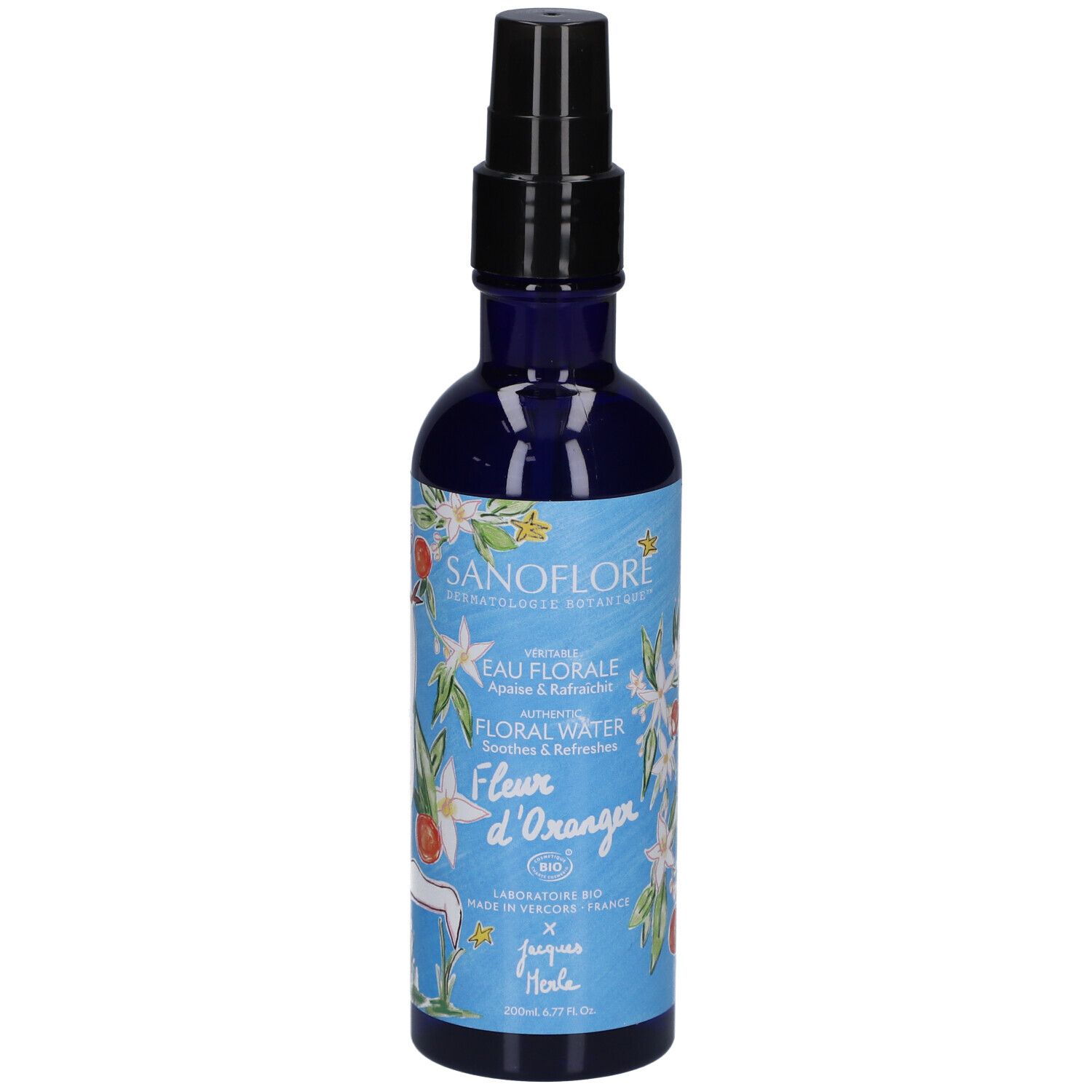 Blauwe fles met zwarte verstuiver. Etiket met bloemenontwerp en tekst: Eau Florale, Fleur d'Oranger, Bio.
