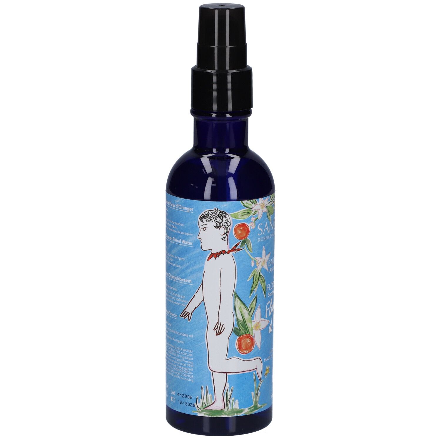 Blauwe fles met zwarte verstuiver. Etiket met illustratie van een figuur en tekst.