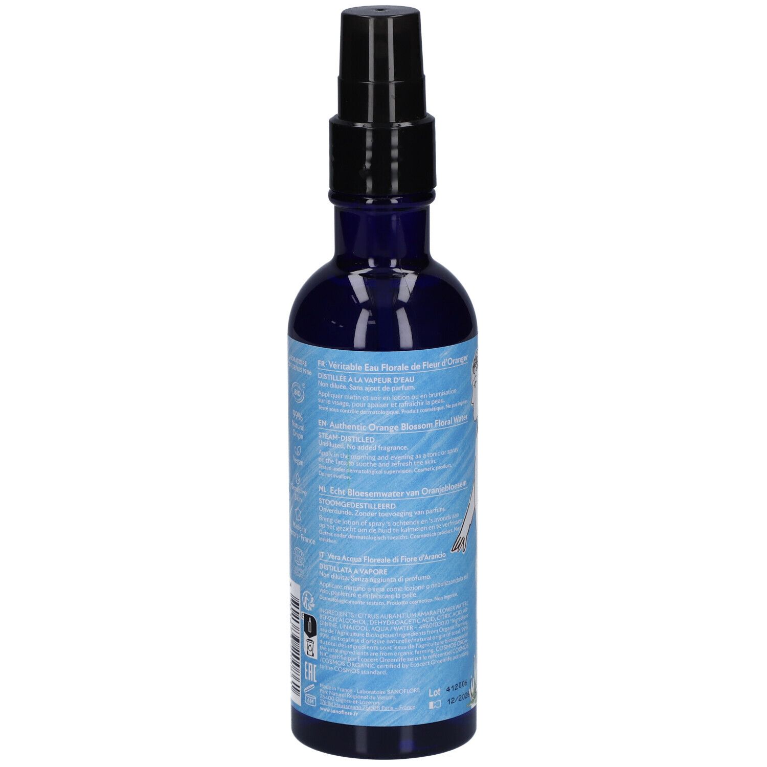 Blauwe fles met zwarte verstuiver. Etiket met tekst in meerdere talen.