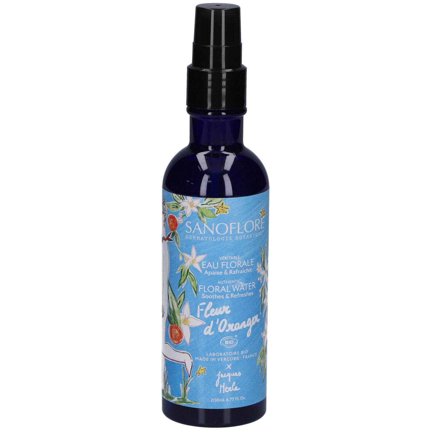 Blauwe fles met zwarte verstuiver. Etiket met bloemenontwerp en tekst: Eau Florale, Fleur d'Oranger, Bio.