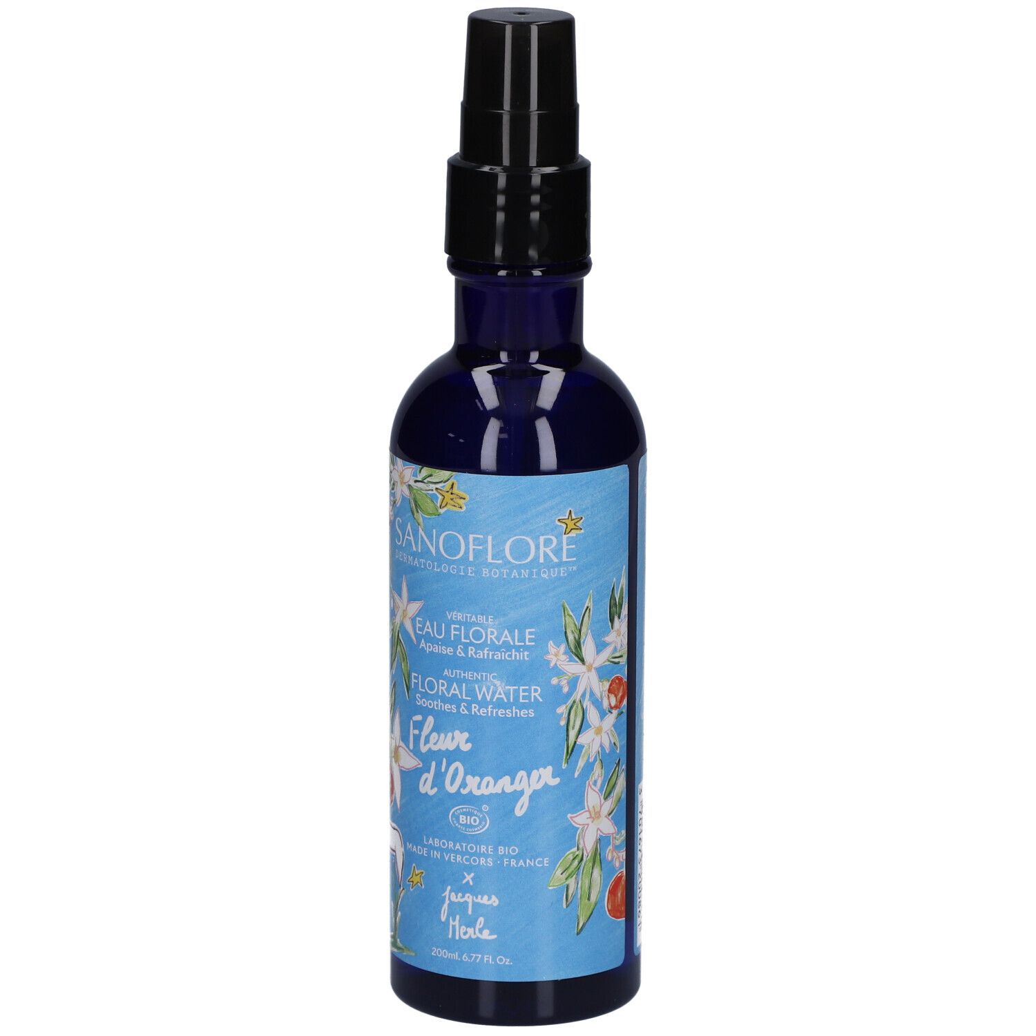 Blauwe fles met zwarte verstuiver. Etiket met bloemenontwerp en tekst: Eau Florale, Fleur d'Oranger, Bio.