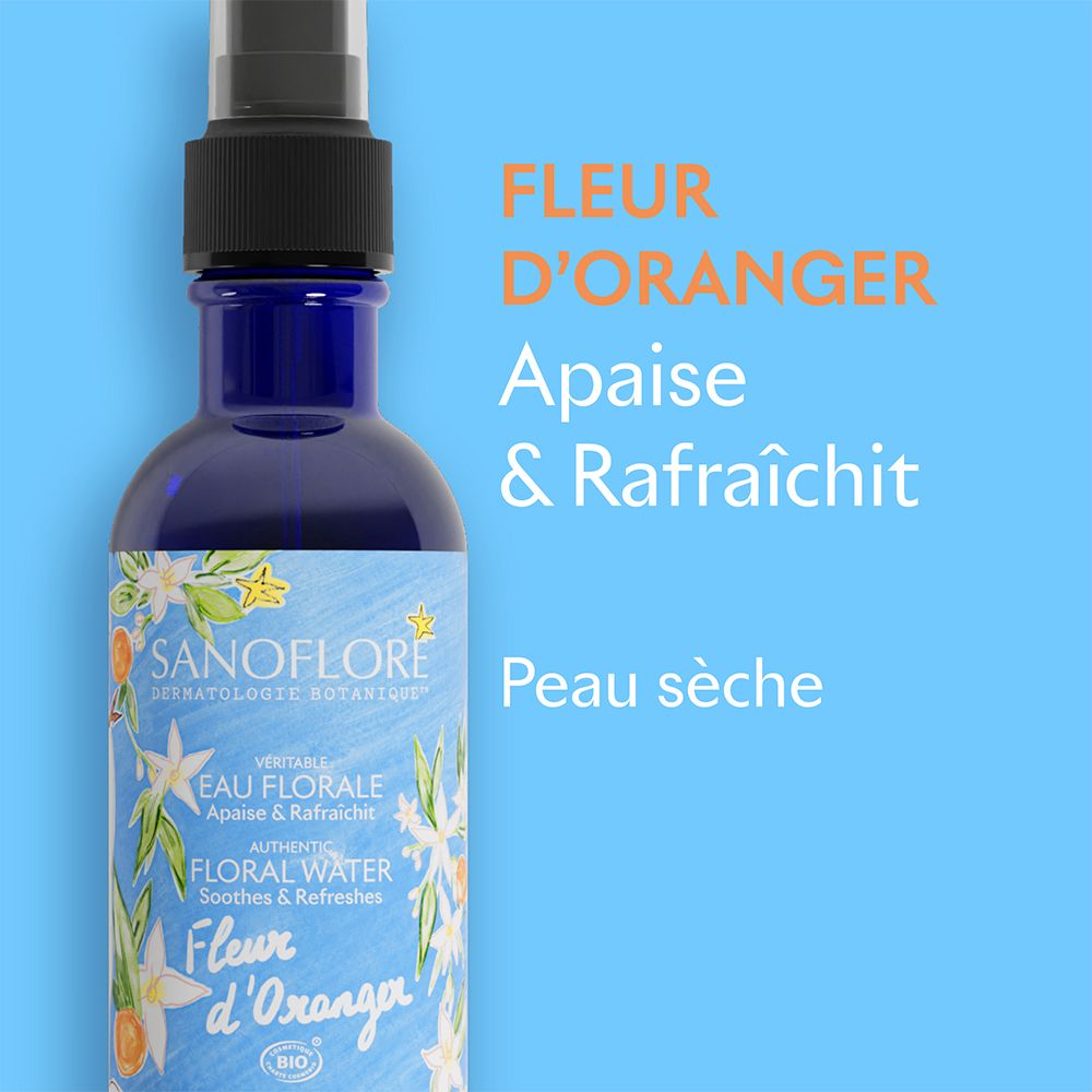 Gros plan sur la bouteille. Texte: FLEUR D'ORANGER, Apaise & Rafraîchit, Peau sèche. Logo SANOFLORE.