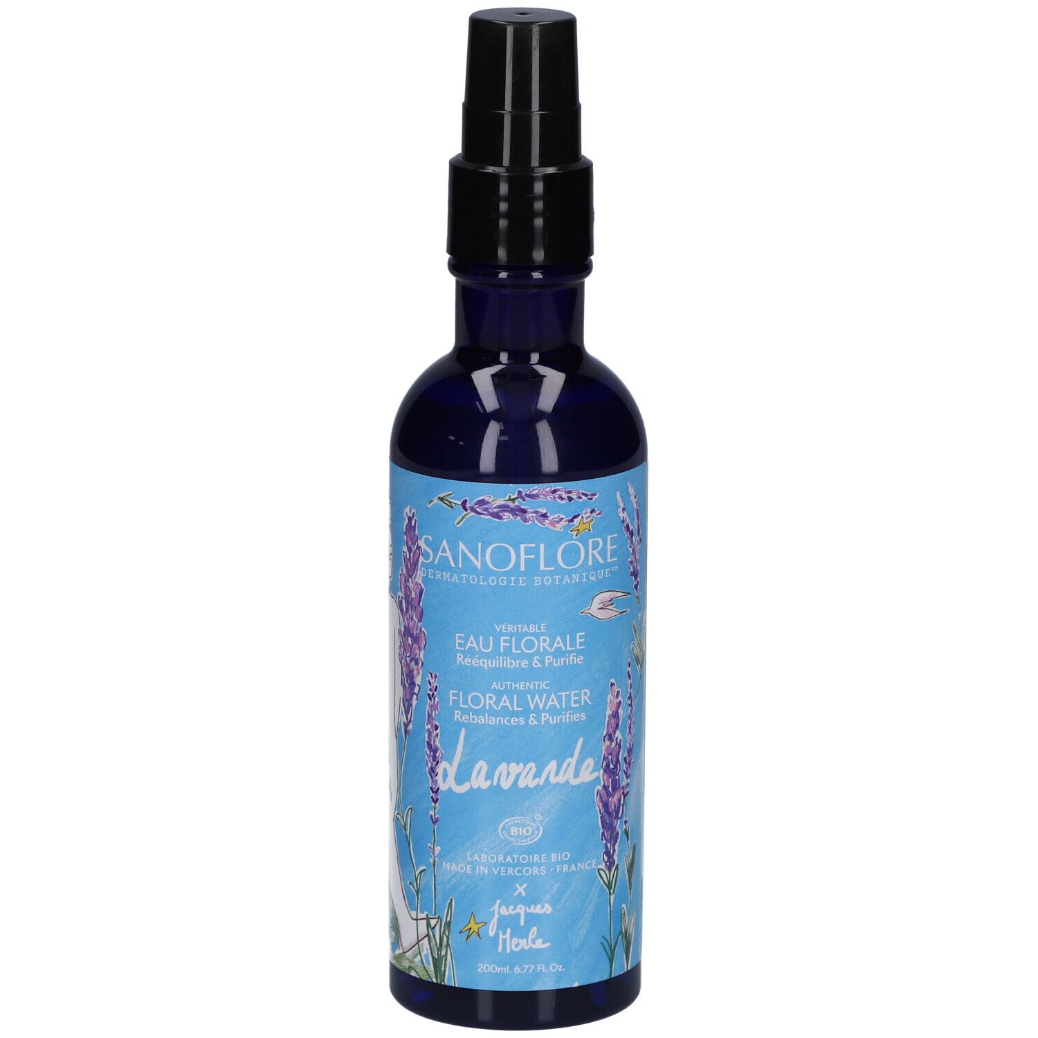 Blauwe fles met zwarte sproeikop. Opschrift: SANOFLORE, Eau Florale de Lavande. Illustratie van lavendel.