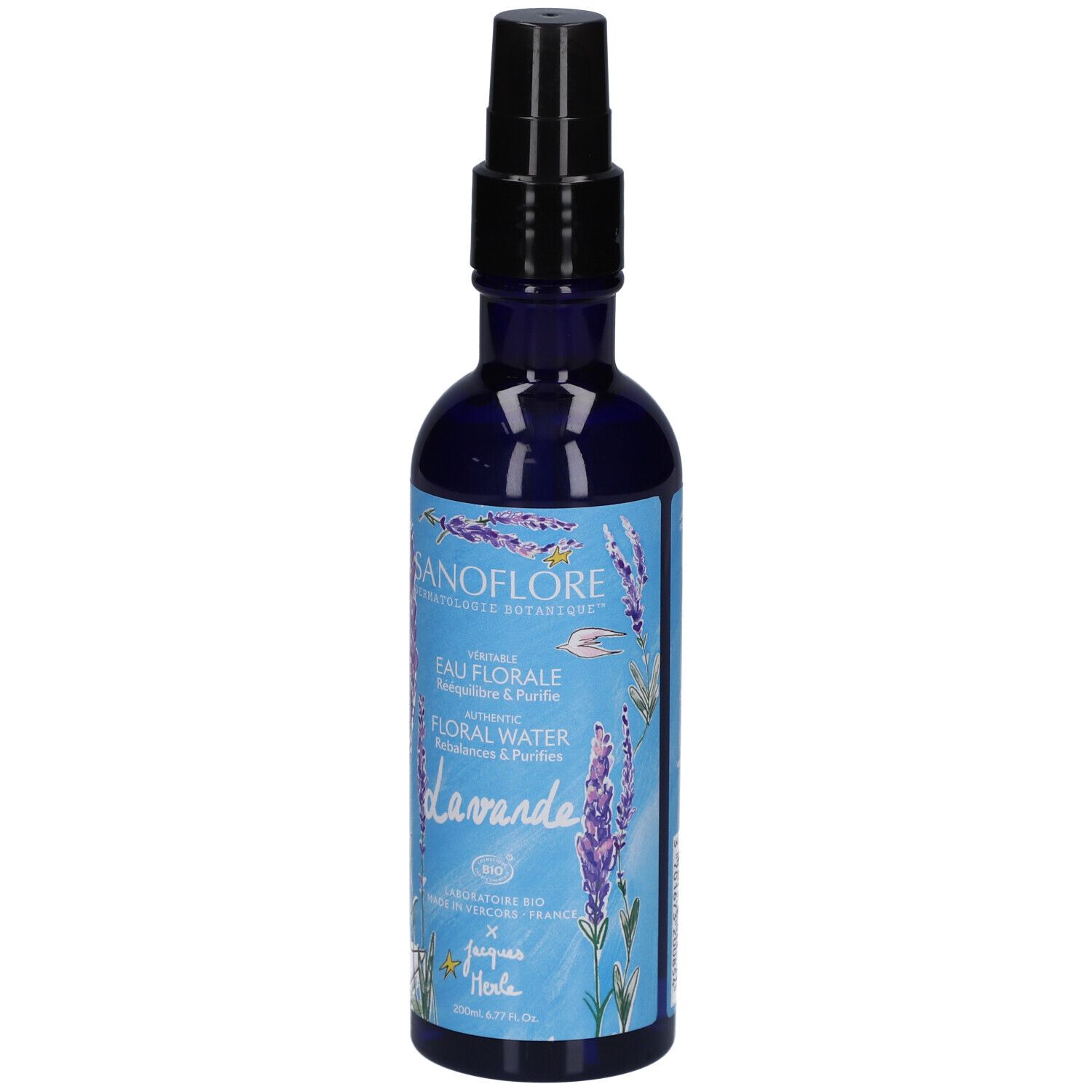 Blauwe fles met zwarte sproeikop. Opschrift: SANOFLORE, Eau Florale de Lavande. Illustratie van lavendel.