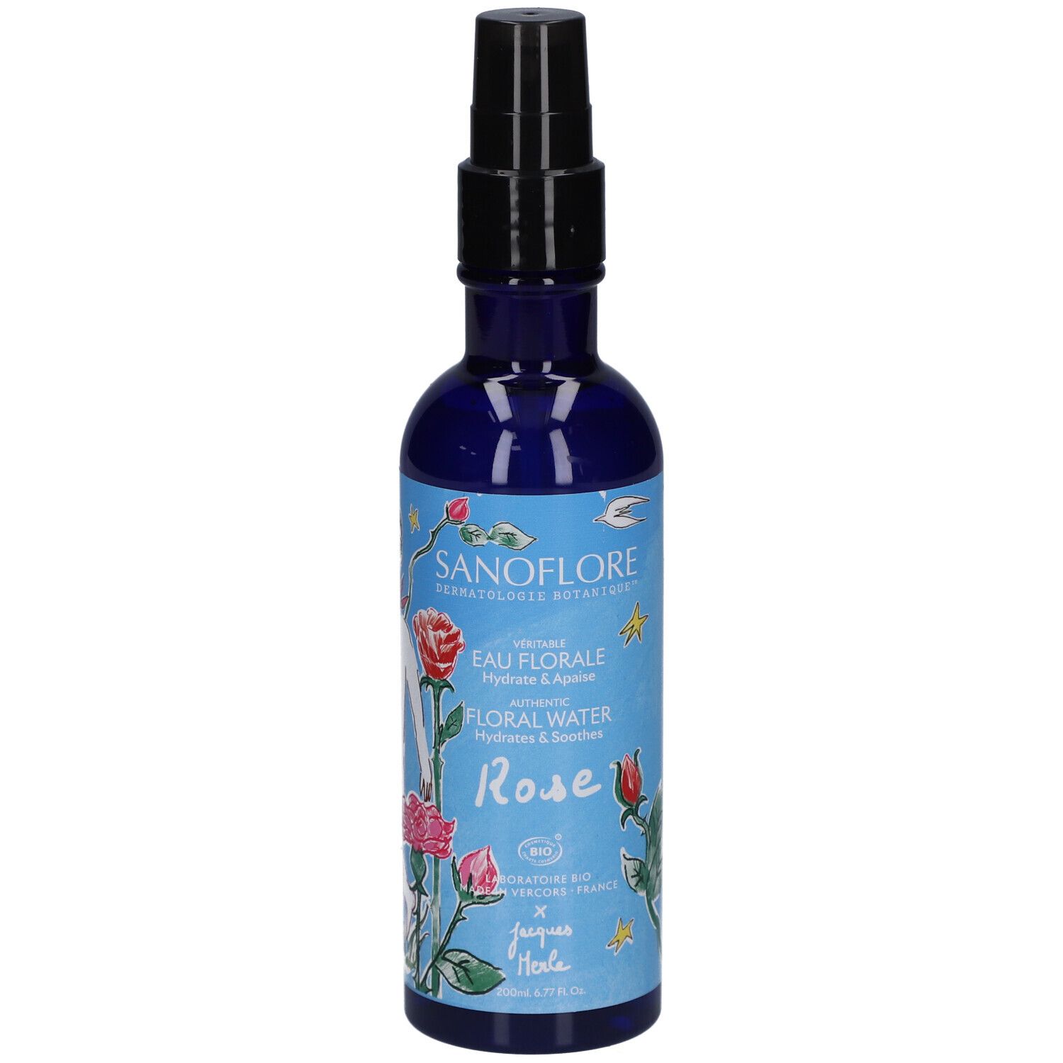 Blauwe fles met zwarte verstuiver. Opschrift: SANOFLORE, Eau Florale, Rose. Met bloemenillustraties.
