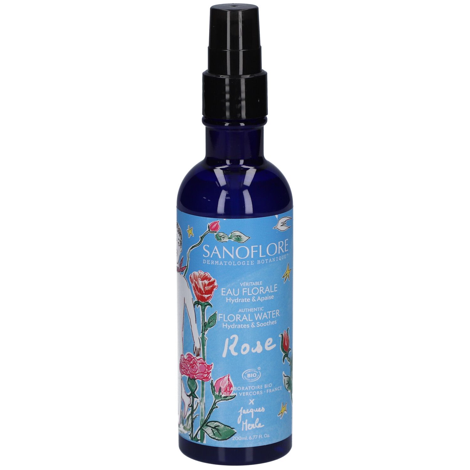 Blauwe fles met zwarte verstuiver. Opschrift: SANOFLORE, Eau Florale, Rose. Met bloemenillustraties.