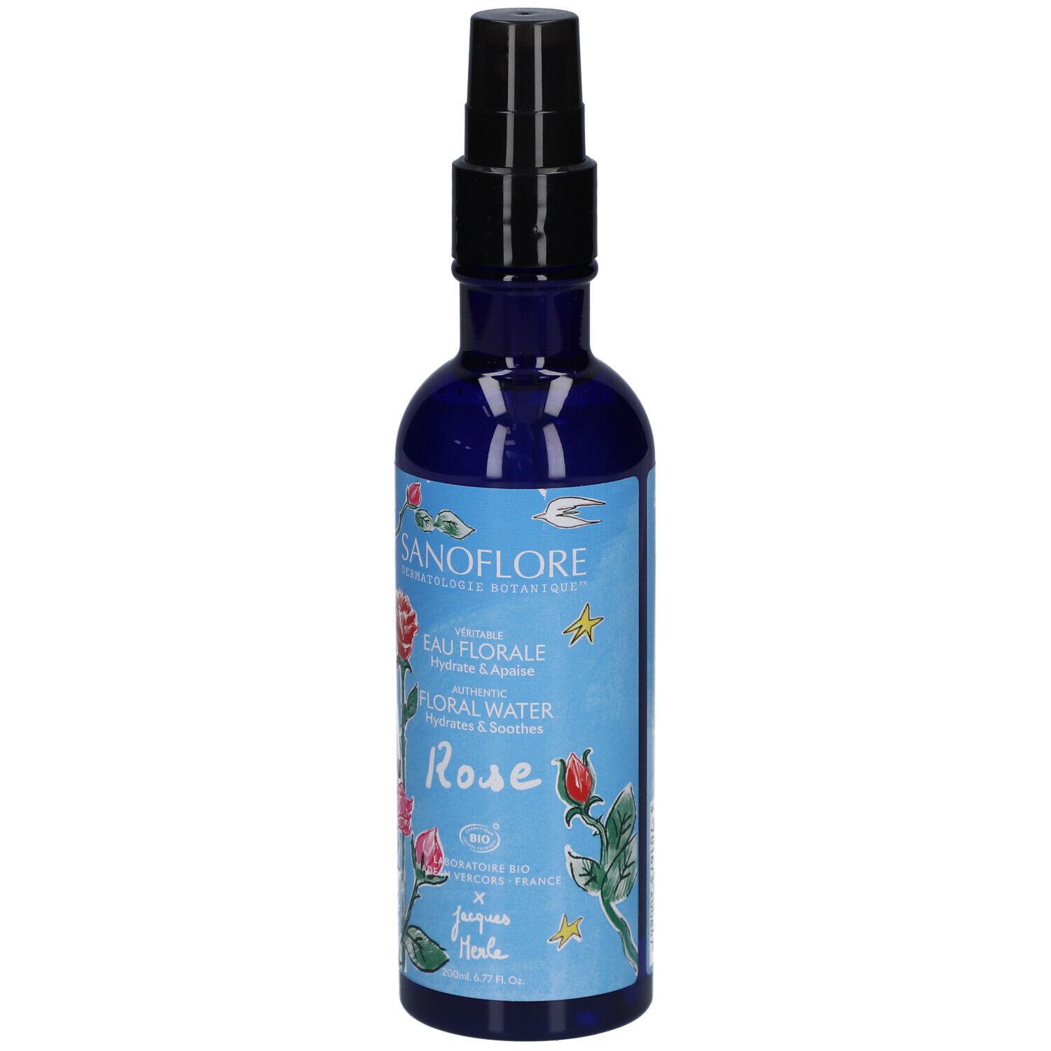 Blauwe fles met zwarte verstuiver. Opschrift: SANOFLORE, Eau Florale, Rose. Met bloemenillustraties.