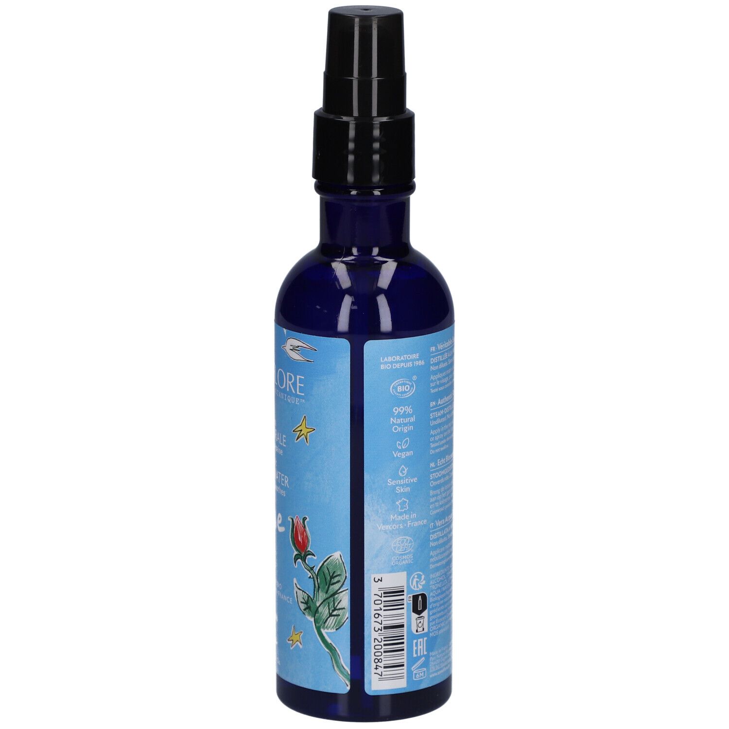 Achterkant van een blauwe fles met zwarte verstuiver. Tekst, illustraties en barcode.