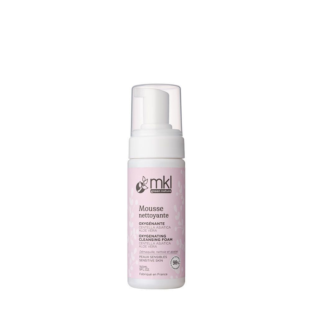 Witte fles met roze etiket. Opschrift: Mousse nettoyante, Oxygénante, Cleansing Foam. Met pomp en transparante dop.