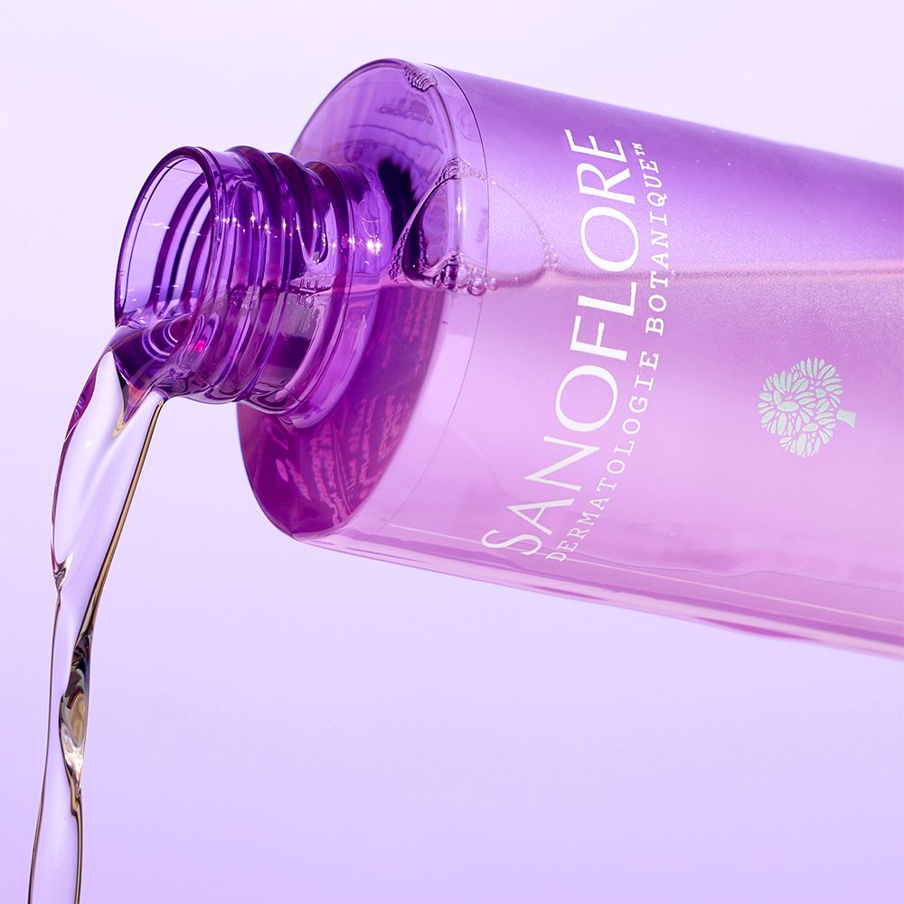 Flacon versant du liquide. Inscription: SANOFLORE.