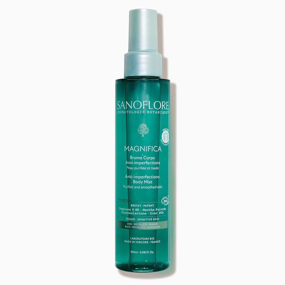 Groene sprayfles met witte sproeikop. Opschrift: Magnifica, Anti-imperfections, Body Mist. Logo: Sanoflore.