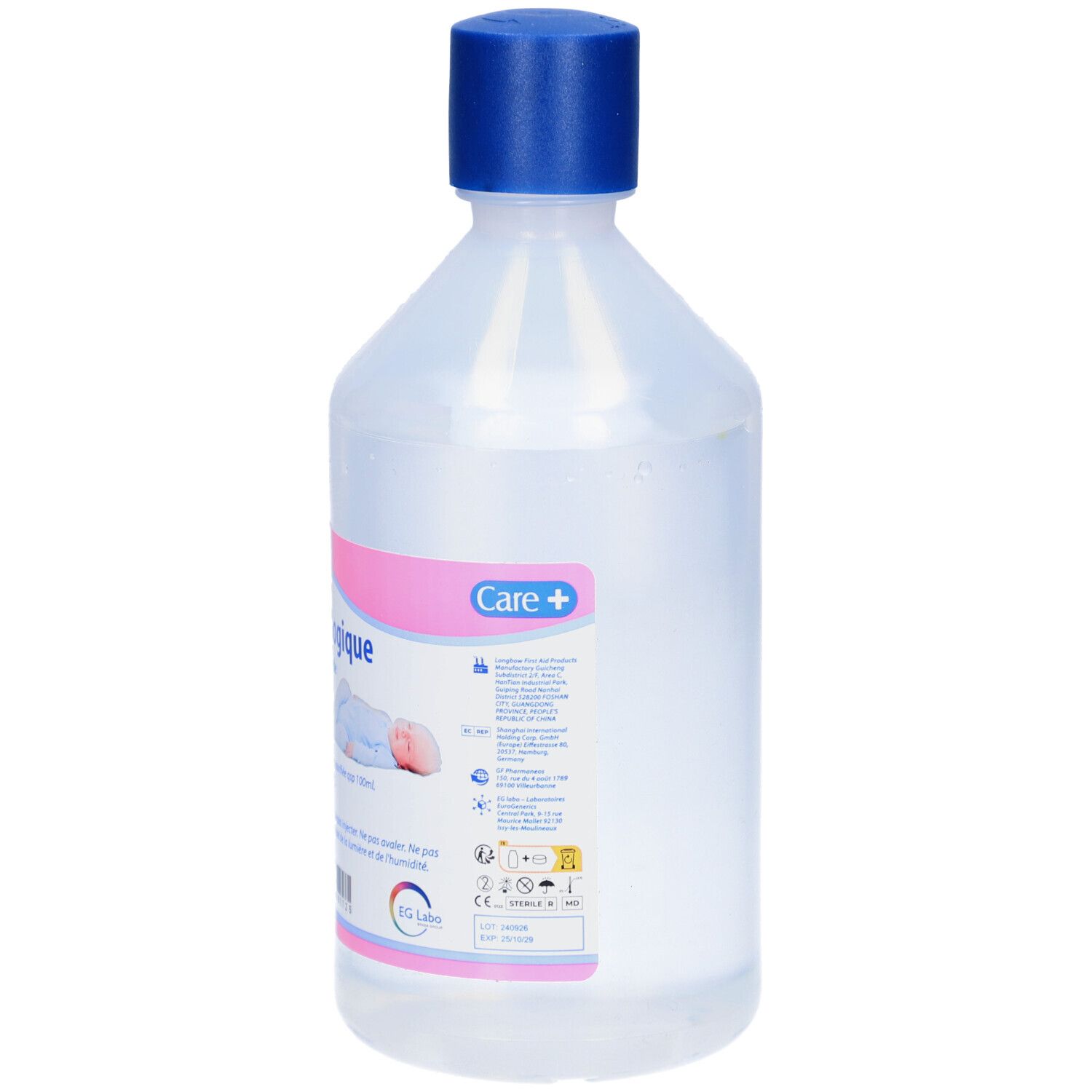 Fles fysiologisch serum met blauwe dop. Roze etiket met tekst en Care+ logo. Details en symbolen.