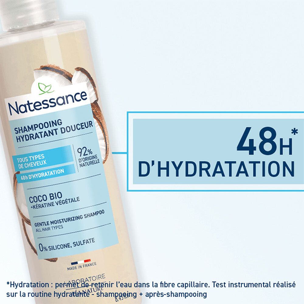 Close-up van de shampoo fles. Opschrift: NATESSANCE Shampoing hydratant douceur coco. 48h D'HYDRATATION.