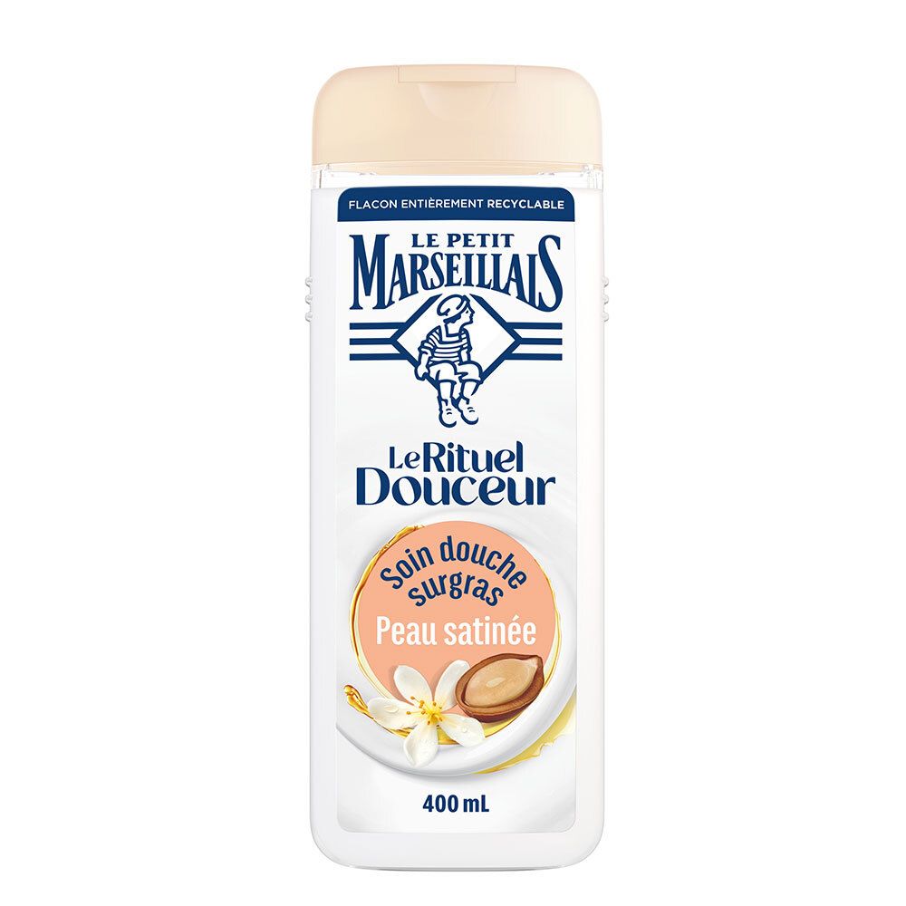 Witte fles met beige dop. Opschrift: Le Petit Marseillais, Le Rituel Douceur, Soin douche surgras Peau satinée. 400 ml.